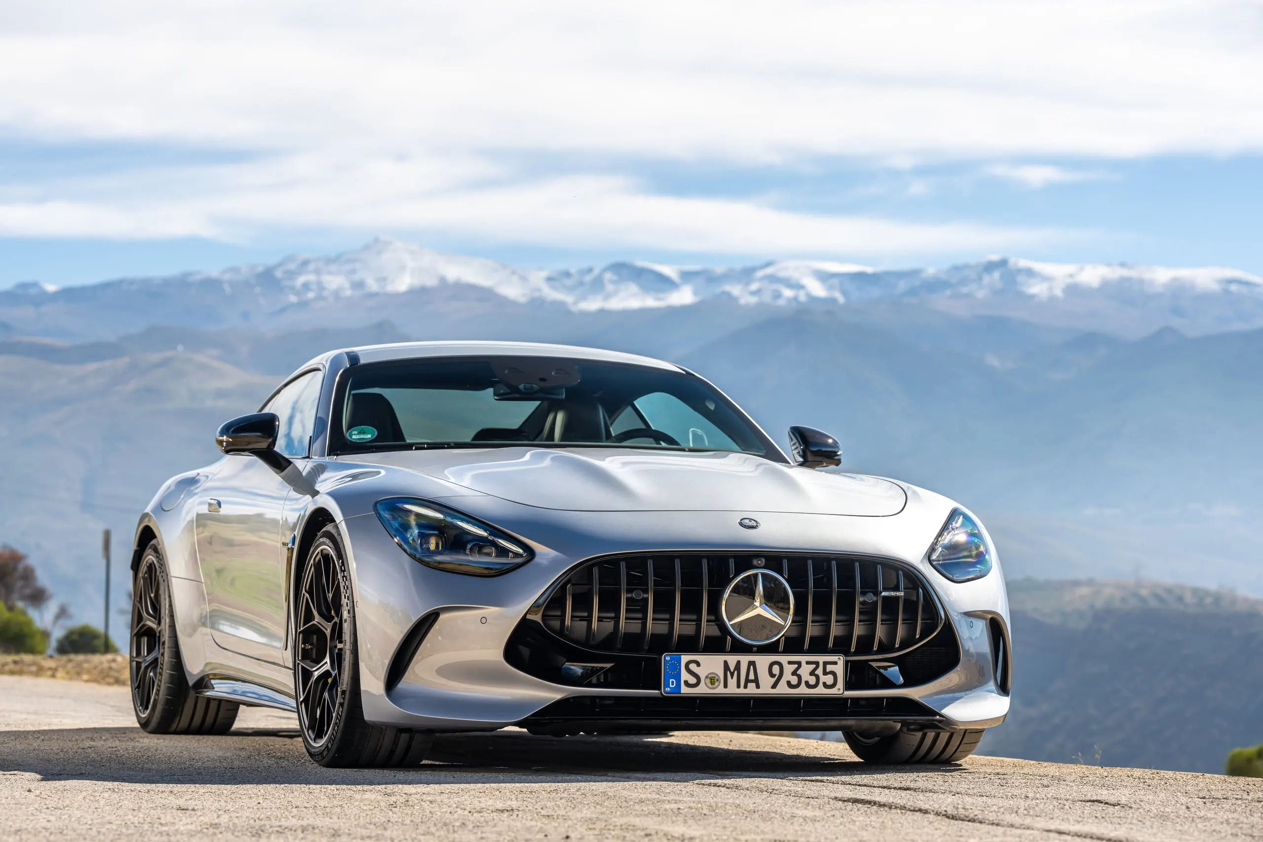 AMG GT in Frontansicht vor schneebedeckten Gipfeln