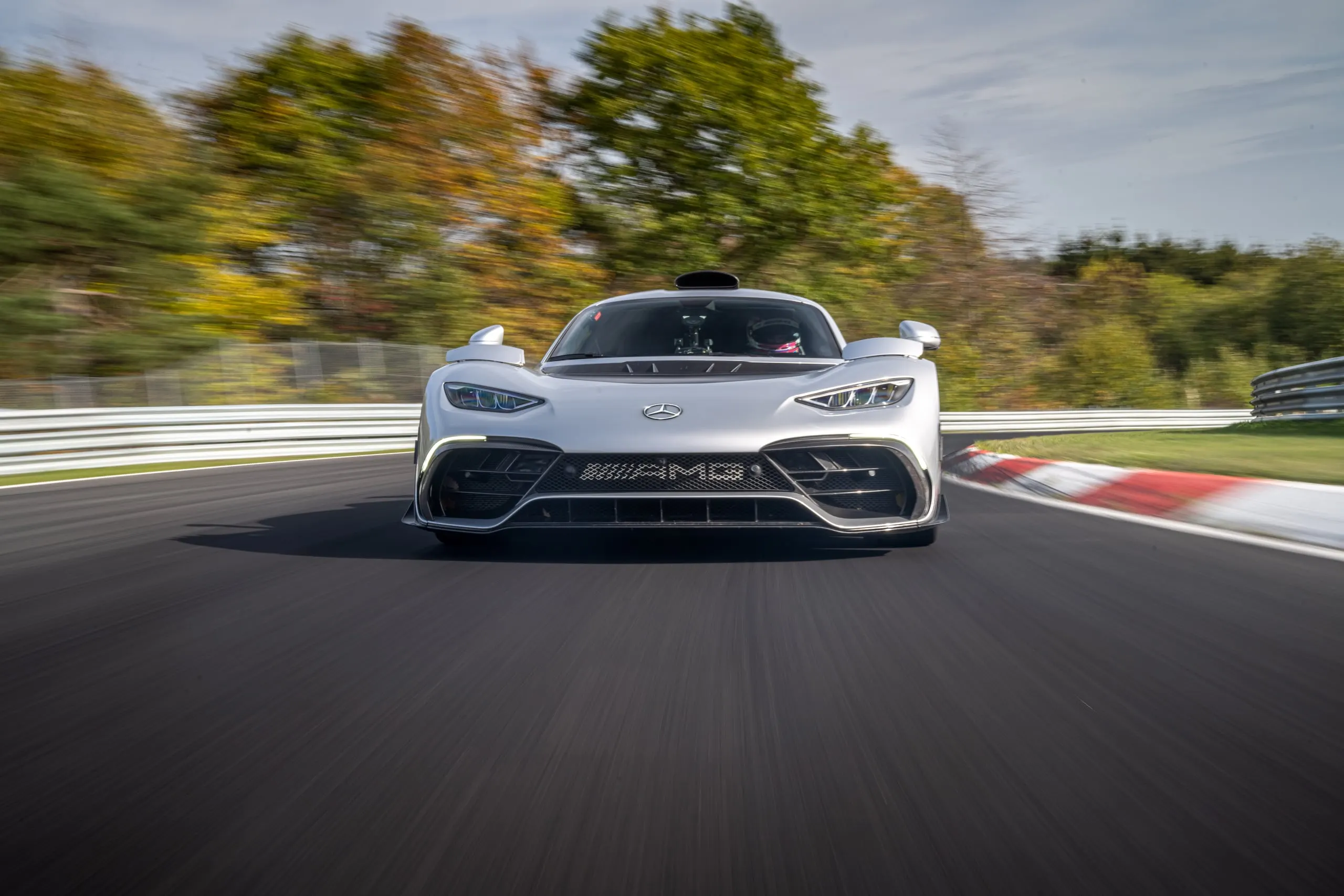 Silberner AMG ONE frontal auf der Rennstrecke
