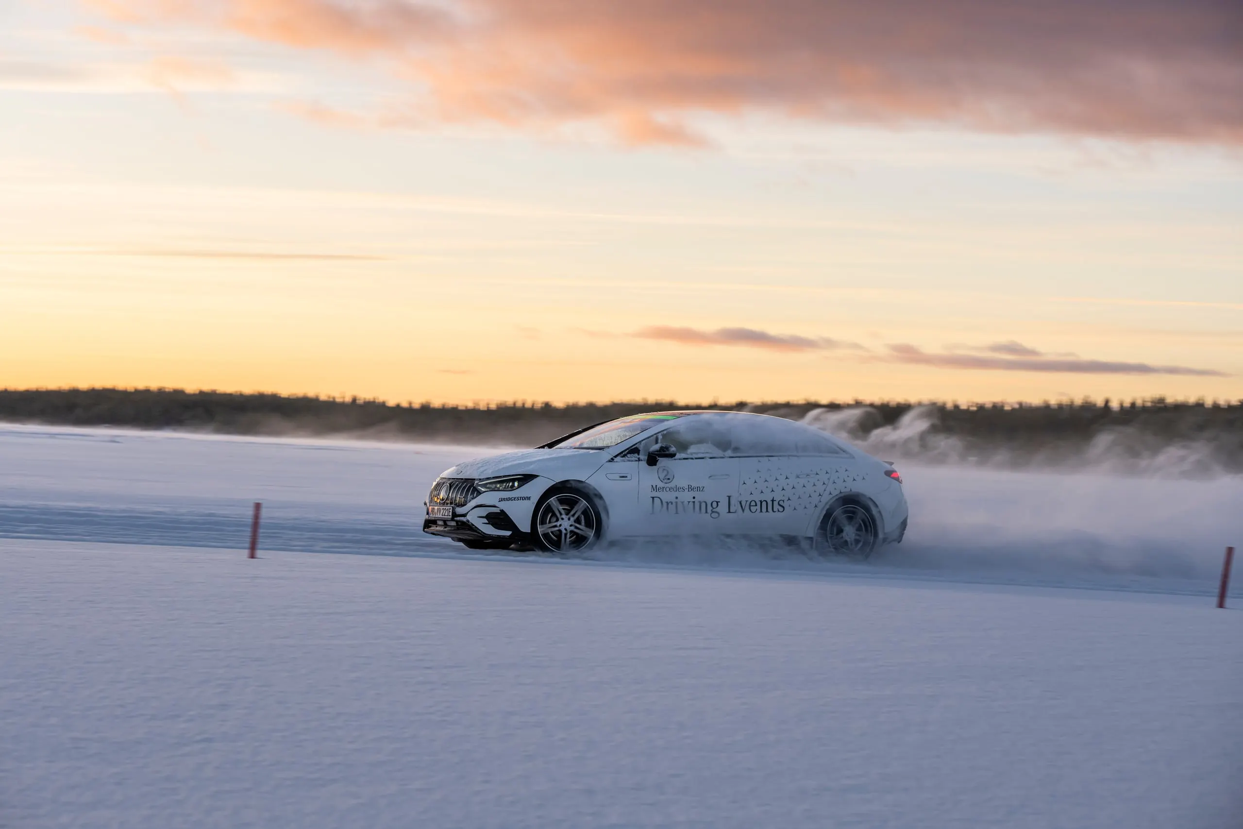 Elektrofahrzeug beim Driften auf dem Eis