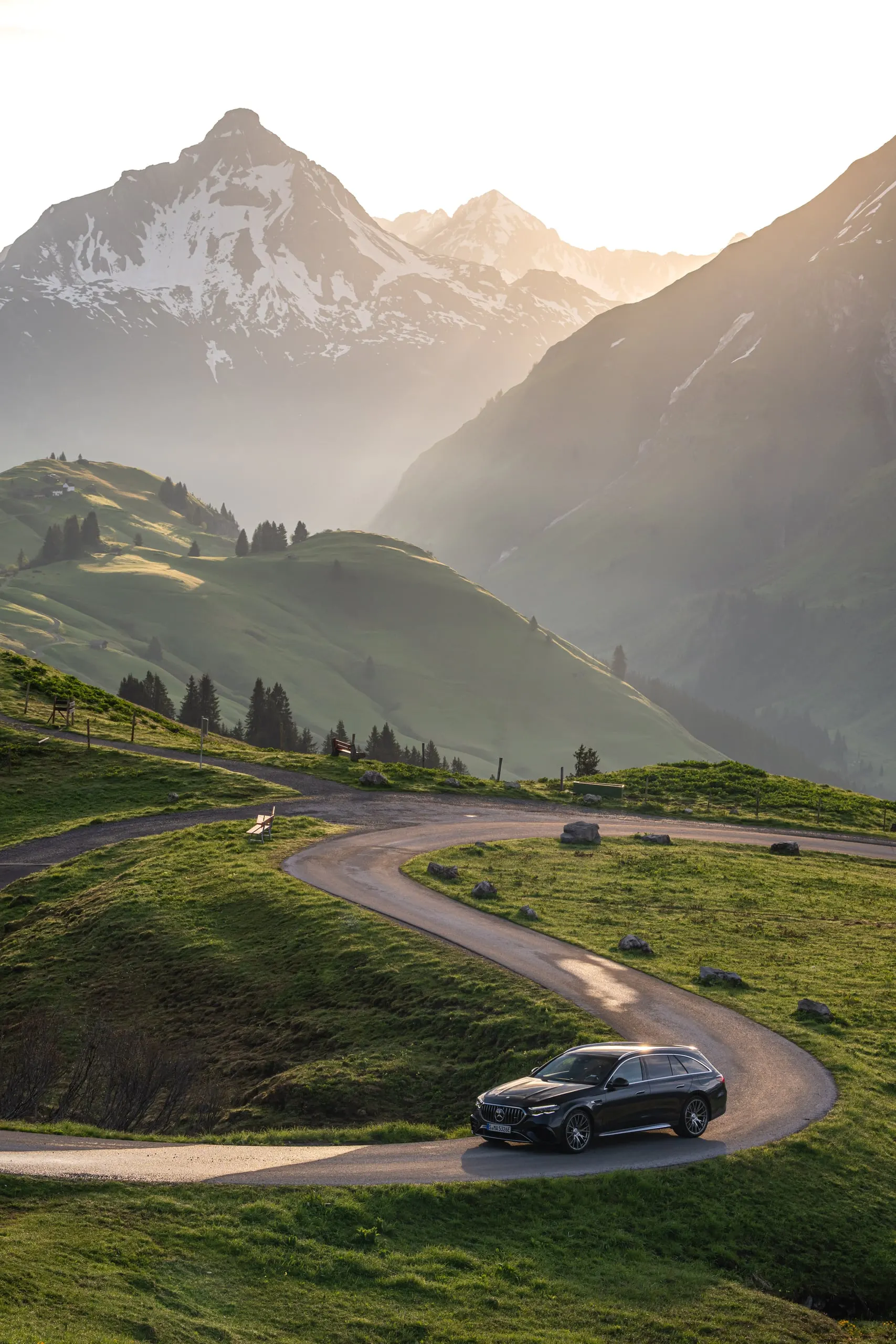 E 53 T-Modell auf einer Serpentinenstraße in den Alpen, Hochformat