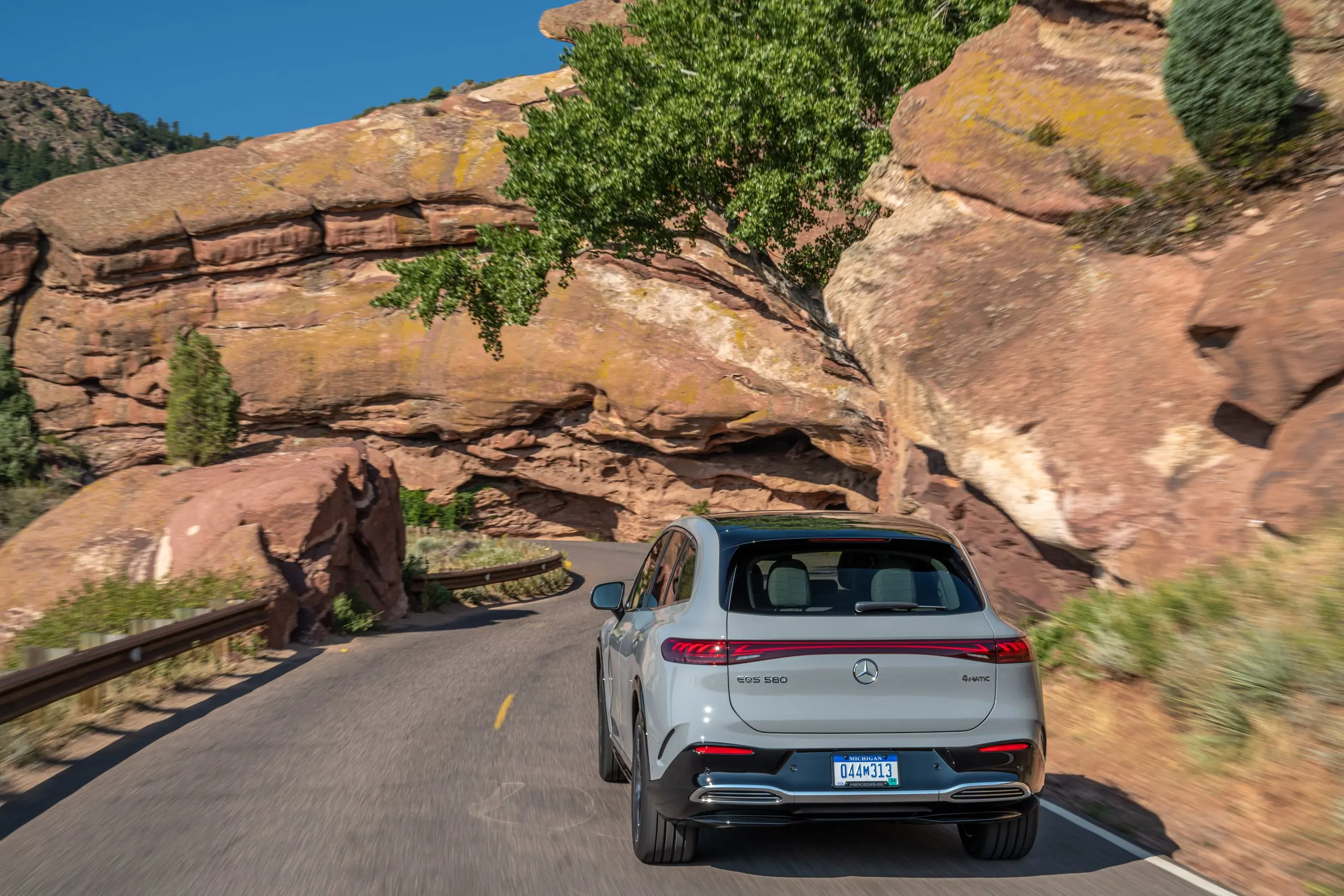 EQS SUV zwischen roten Felsen, Heckansicht
