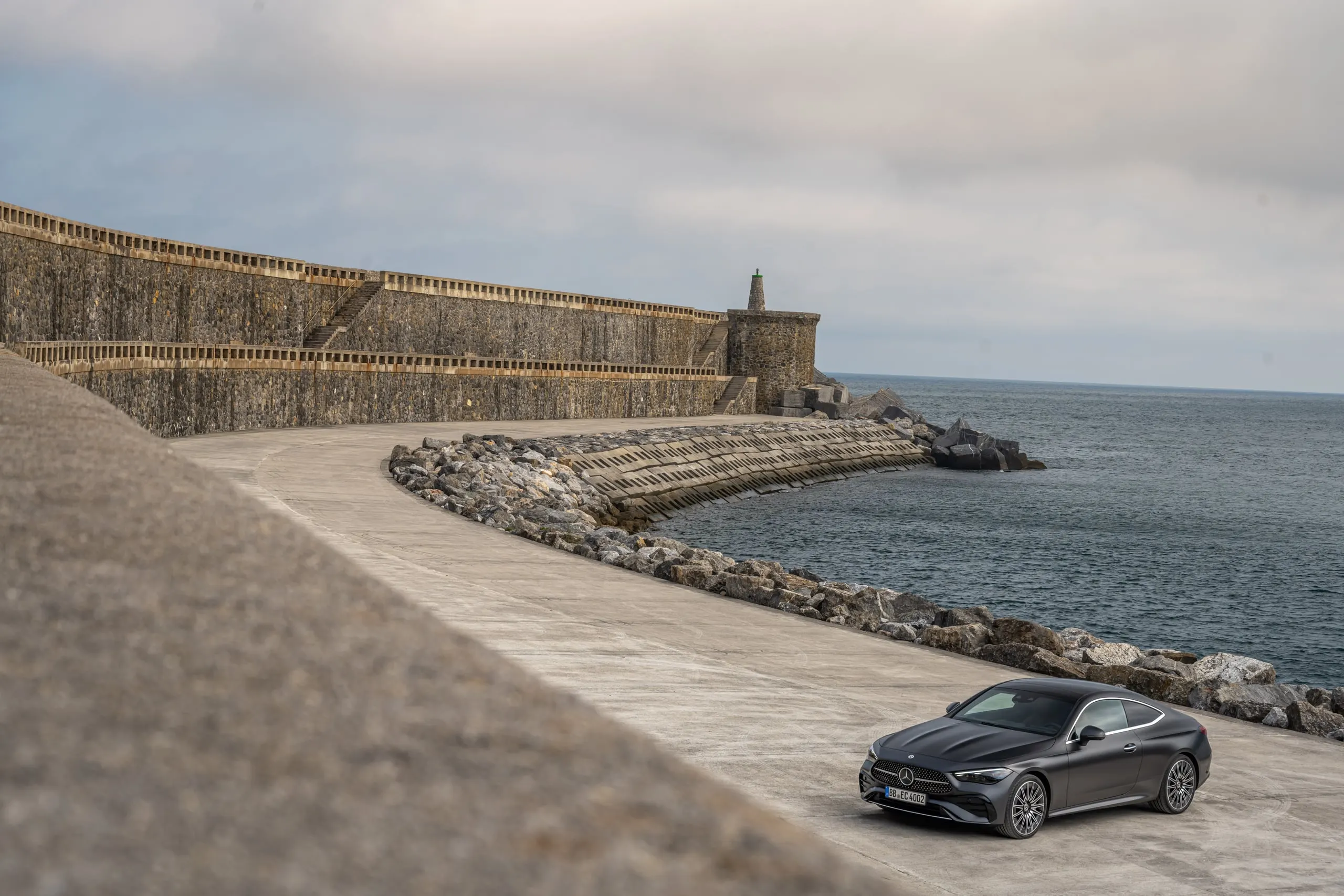 CLE Coupé auf der Mole am Meer