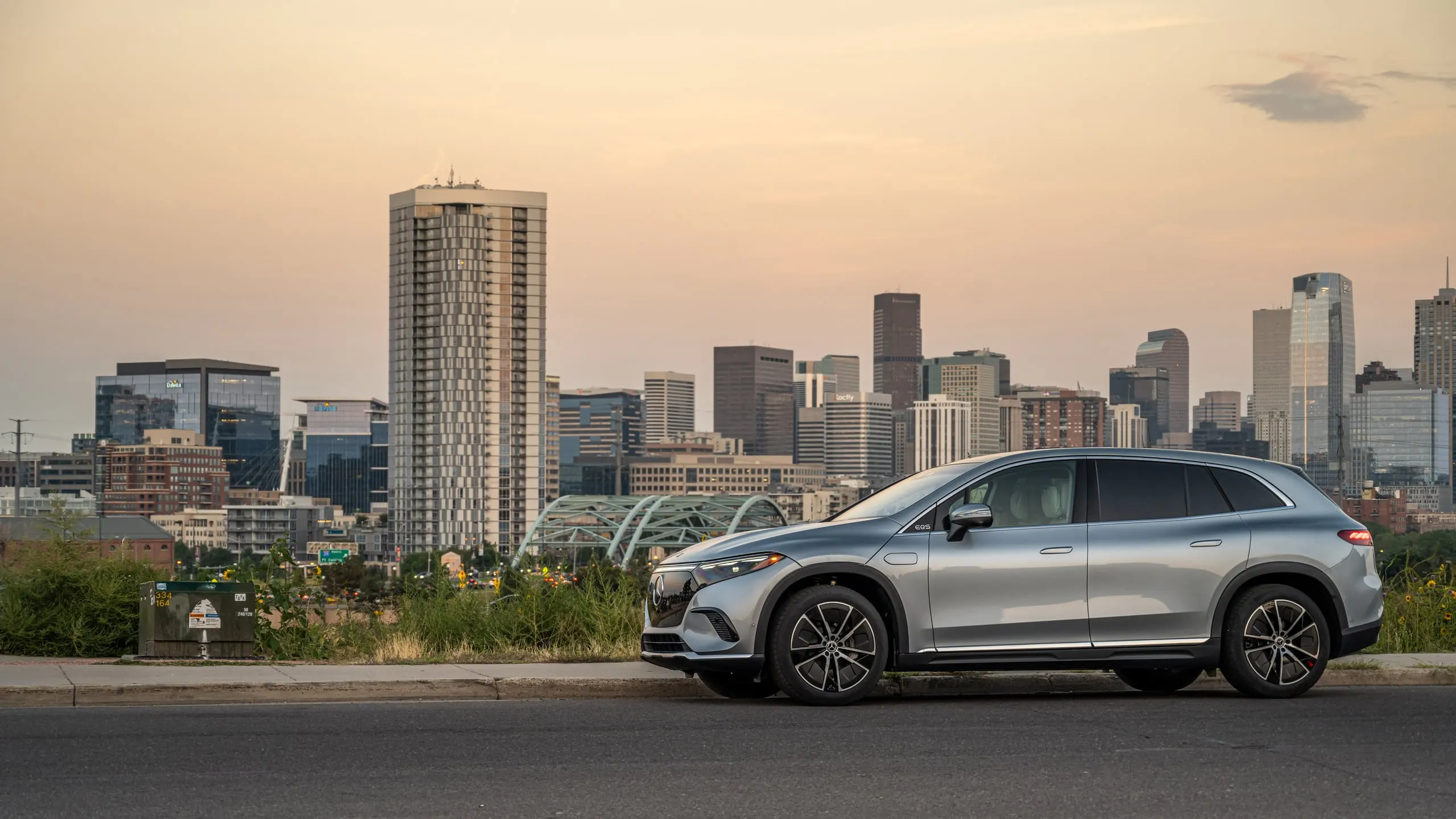 EQS SUV vor der Skyline von Denver