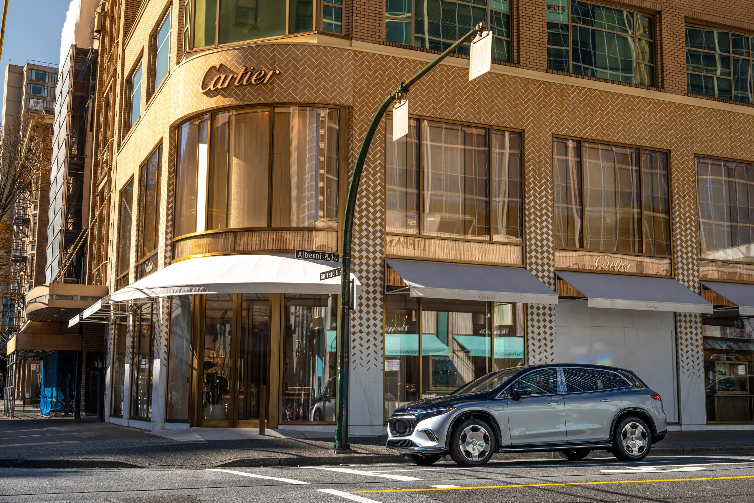 Maybach EQS SUV vor einem Stadthaus