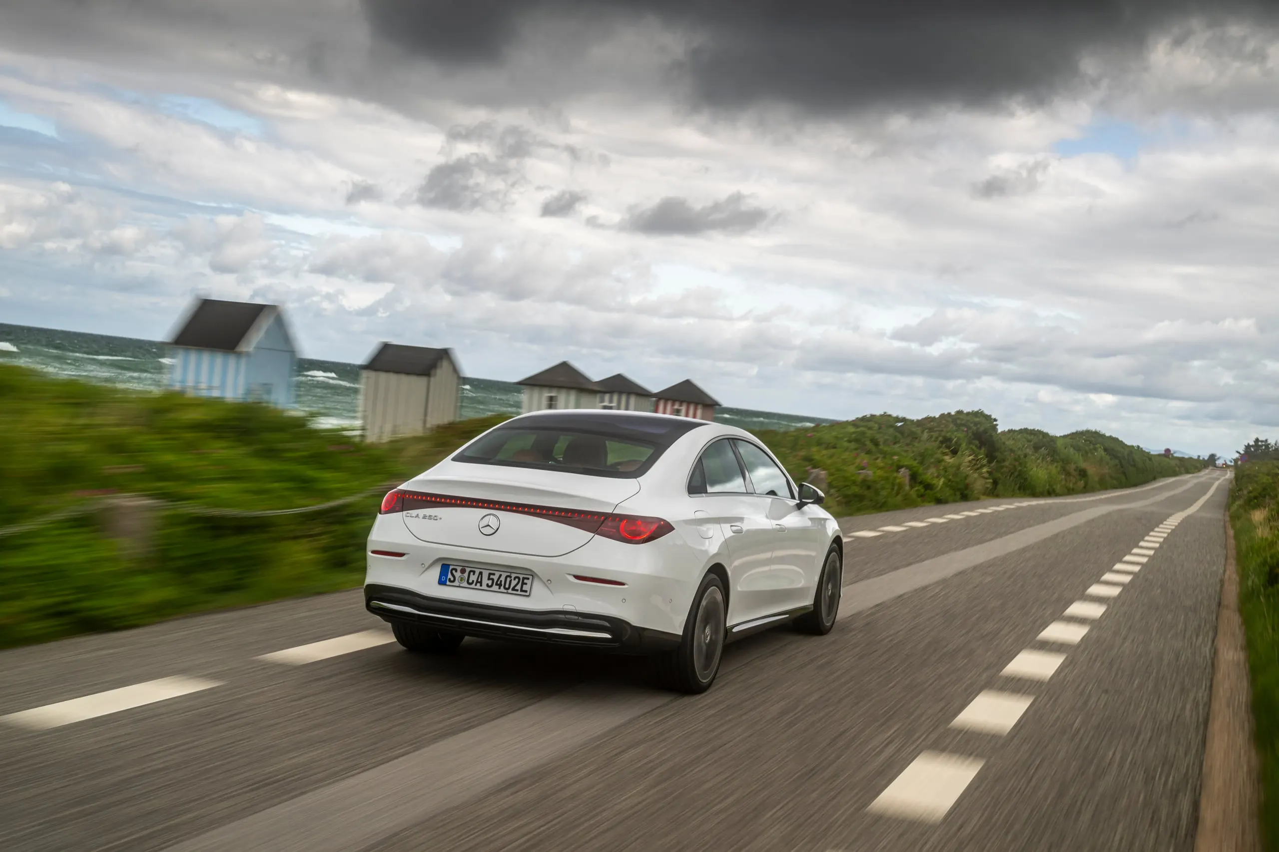 Weißer CLA in Fahrt auf einer Landstraße