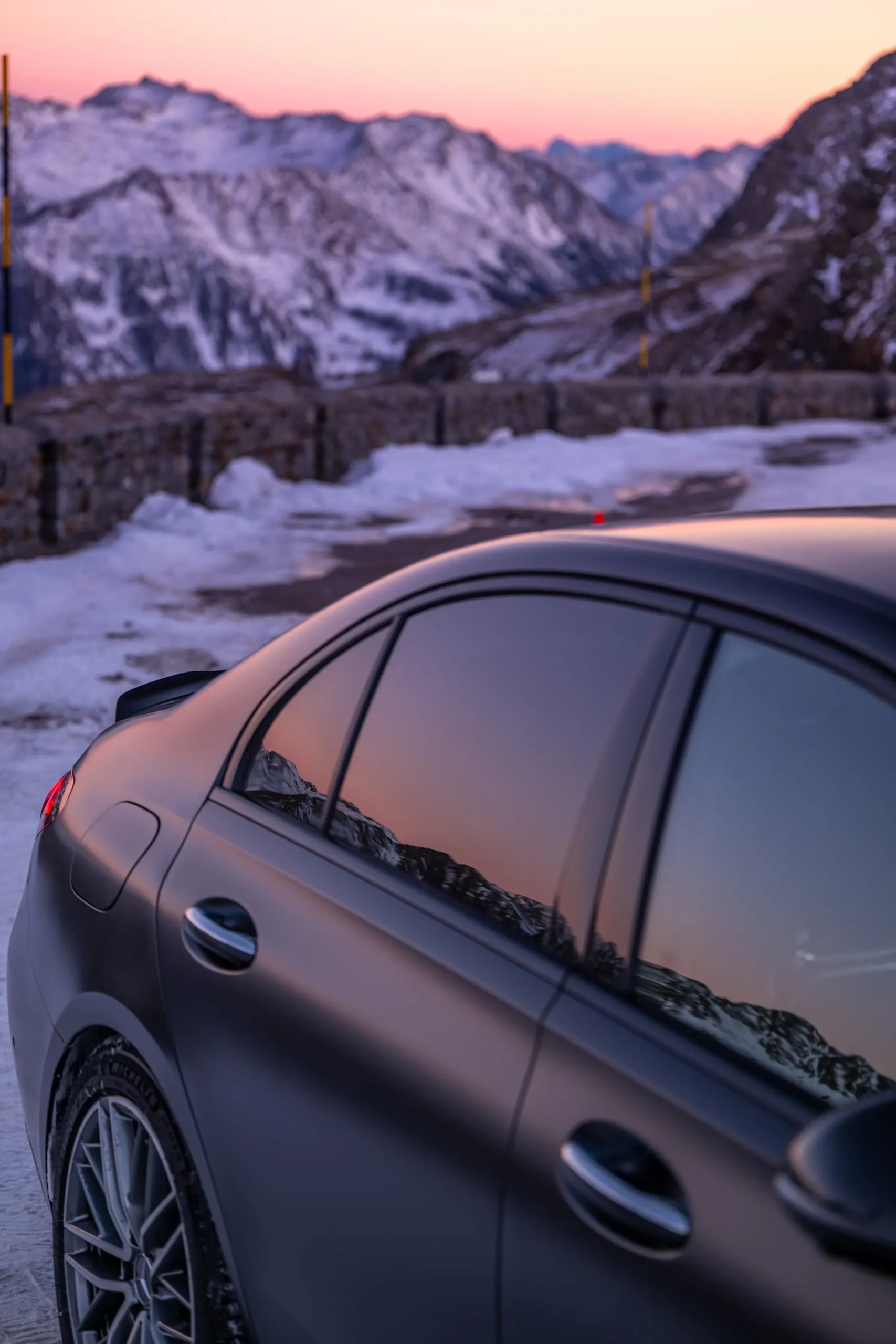 C 63 vor verschneiten Gipfeln, Hochformat