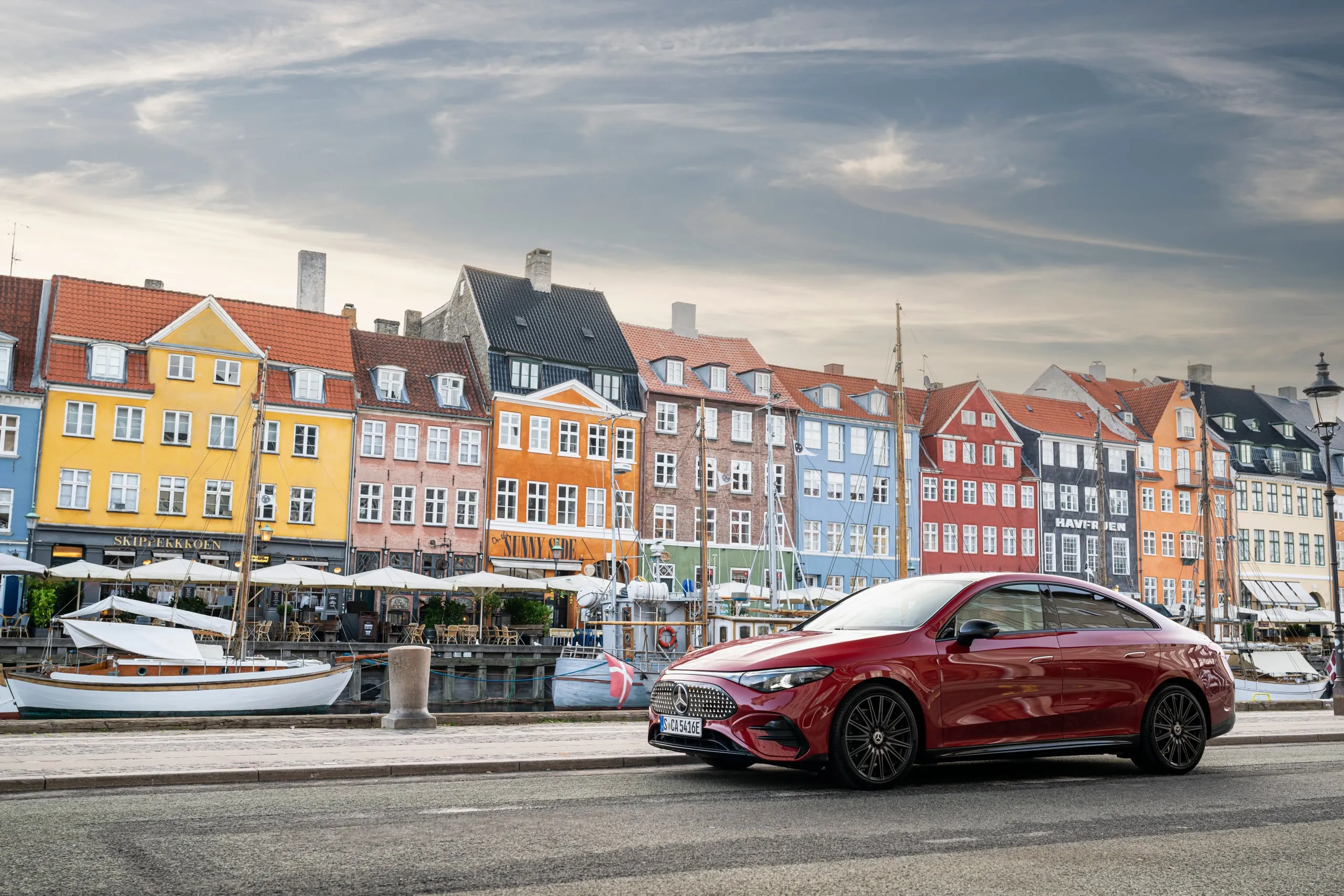 Roter CLA vor den bunten Häusern von Nyhavn