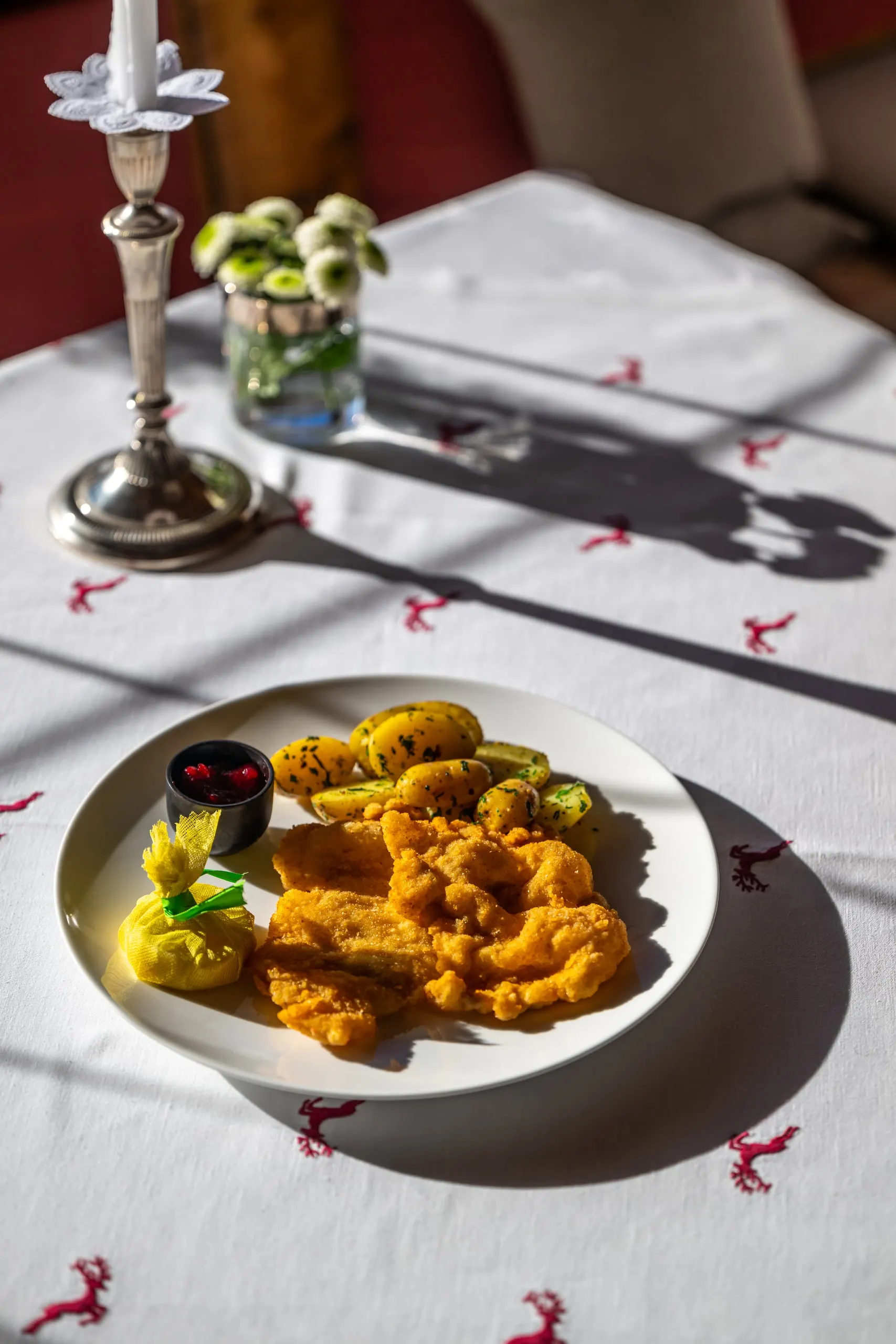 Gedeckter Tisch mit Schnitzel