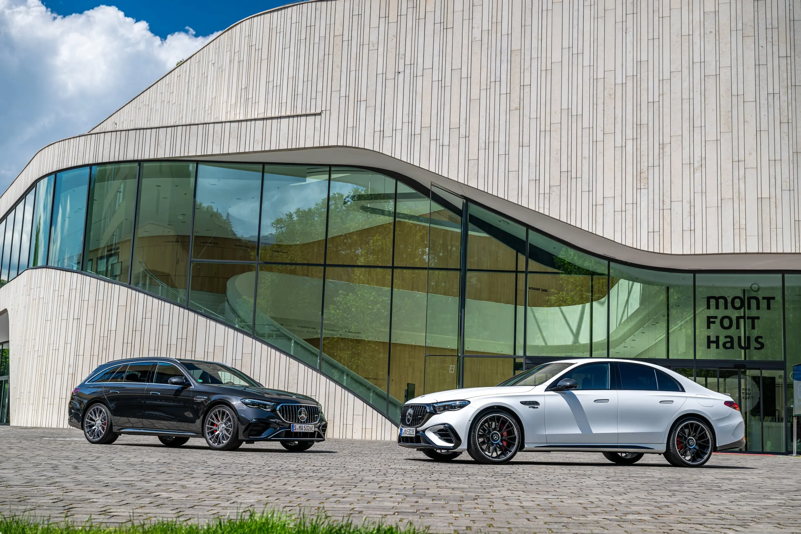 E 53 Limousine und T-Modell vor dem Montforthaus