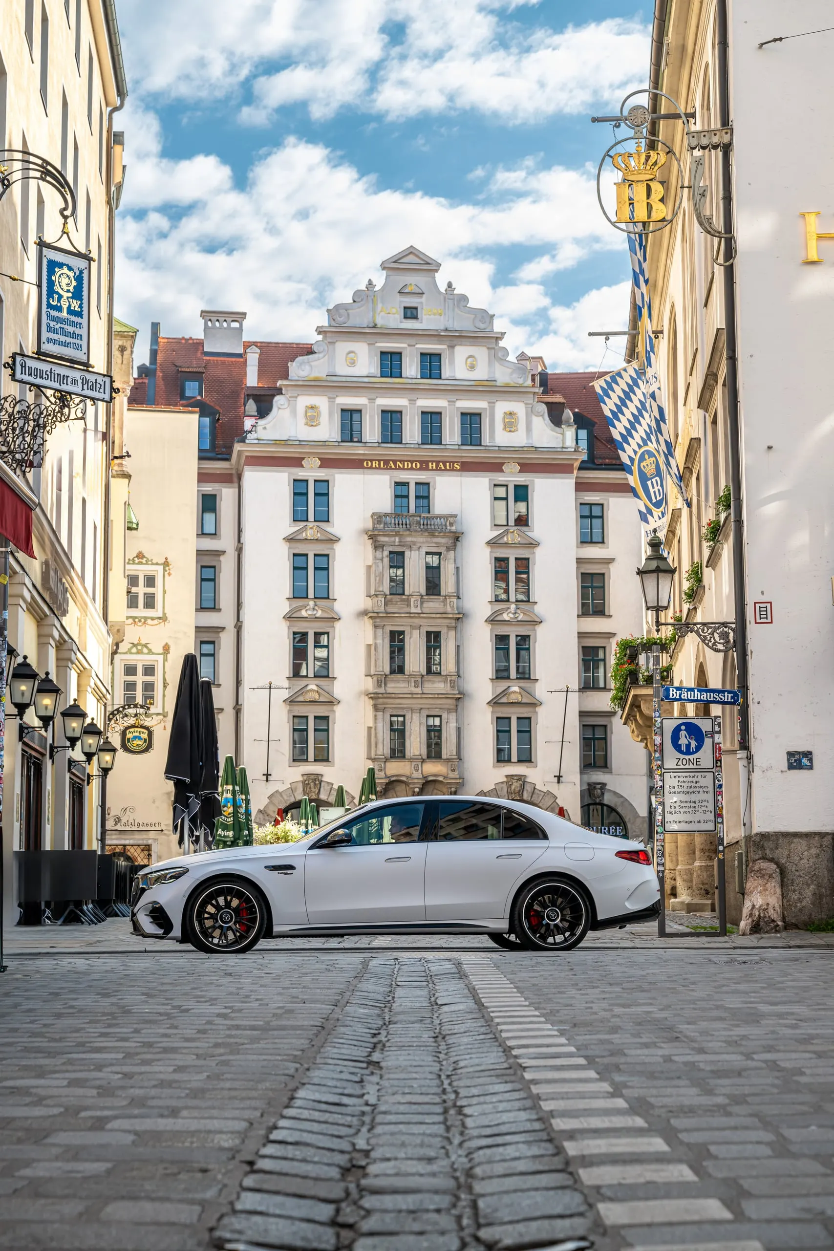 E 53 in einer Altstadtgasse, Hochformat