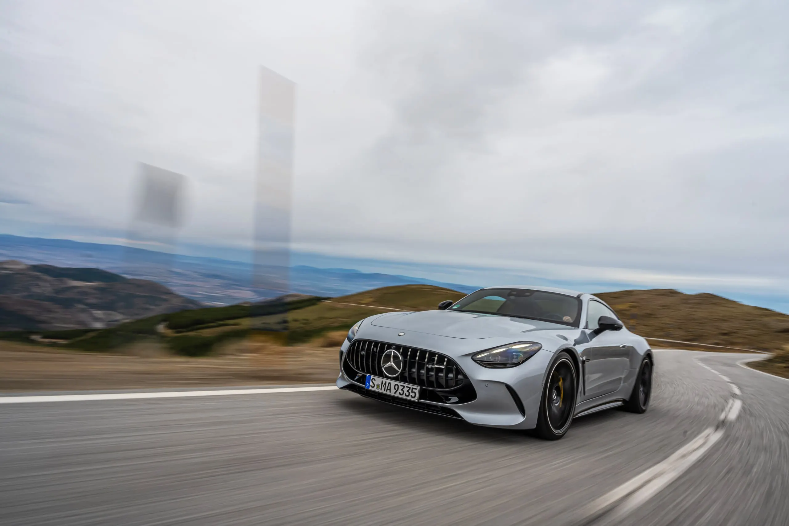 AMG GT in Fahrt durch eine Kurve, Frontansicht