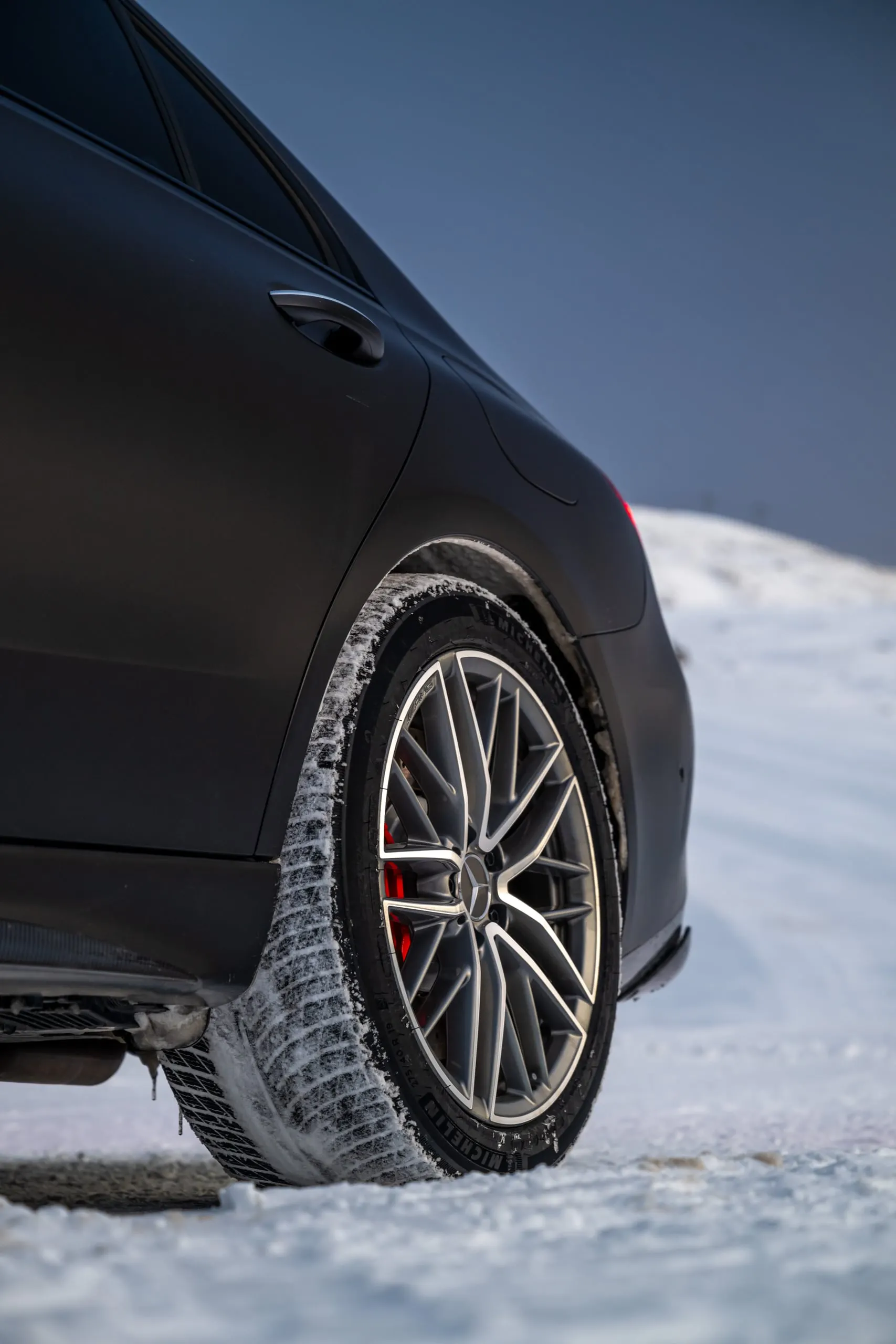 Felge des C 63 im Schnee