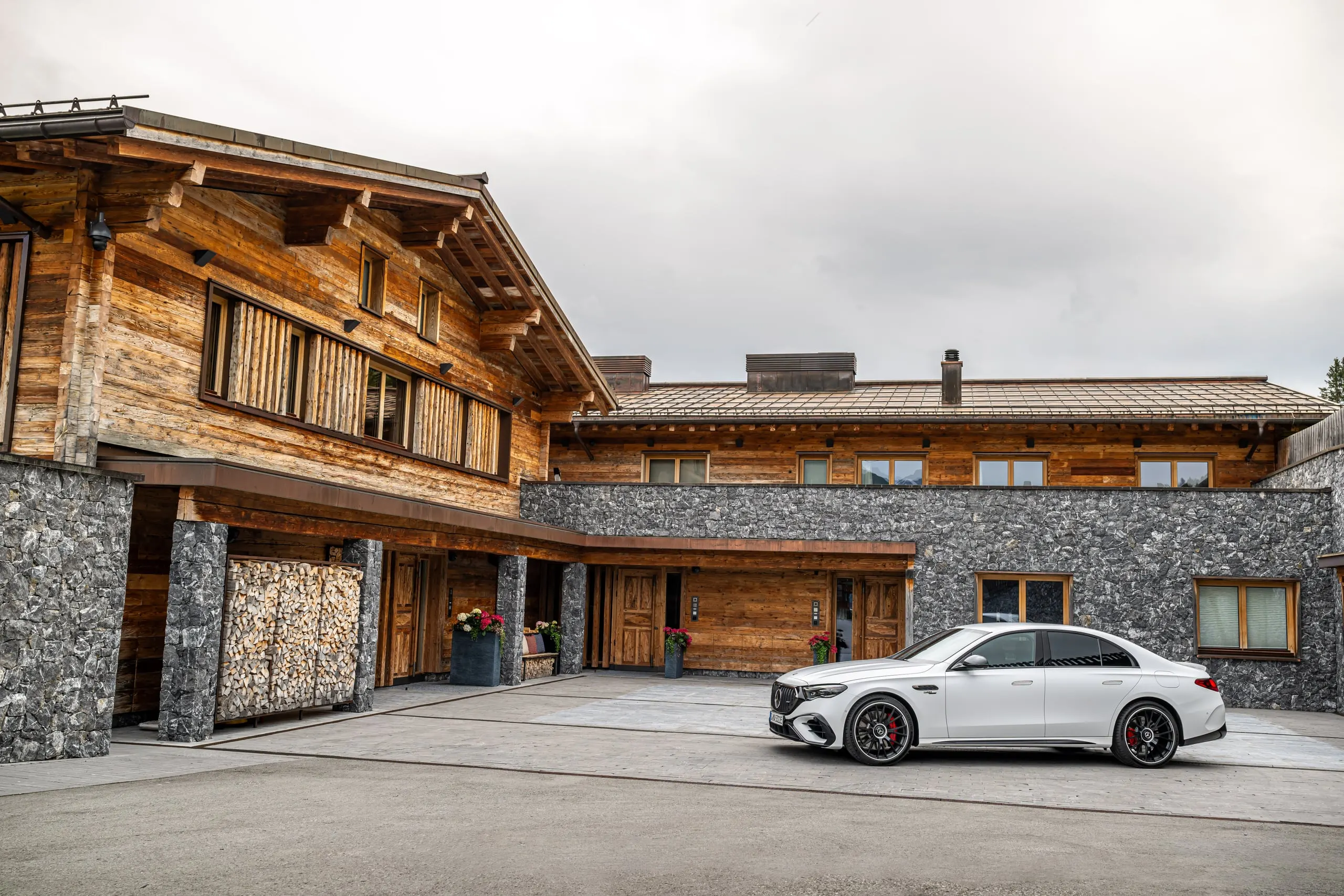 E 53 vor einem großen Holzchalet