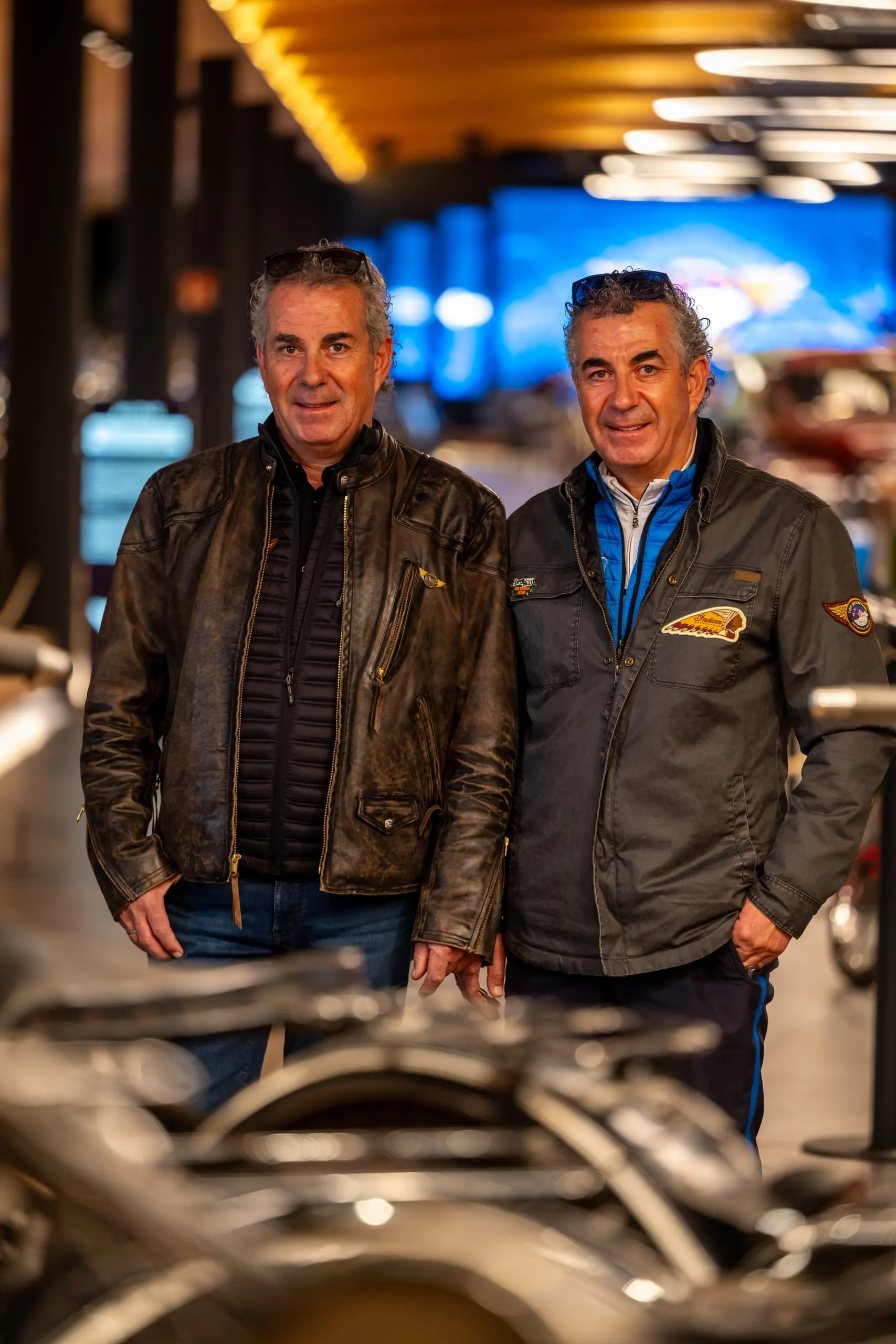 Zwei Männer in einem Motorradmuseum