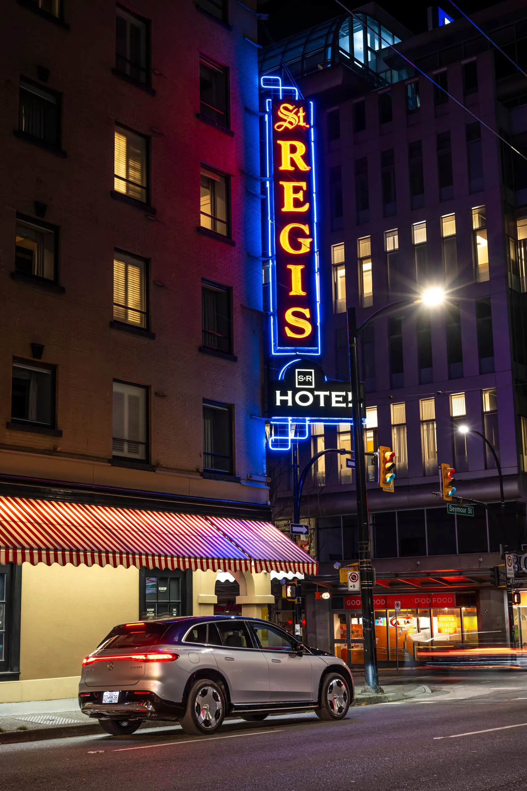 Maybach EQS SUV vor einer Hotel-Leuchtreklame bei Nacht