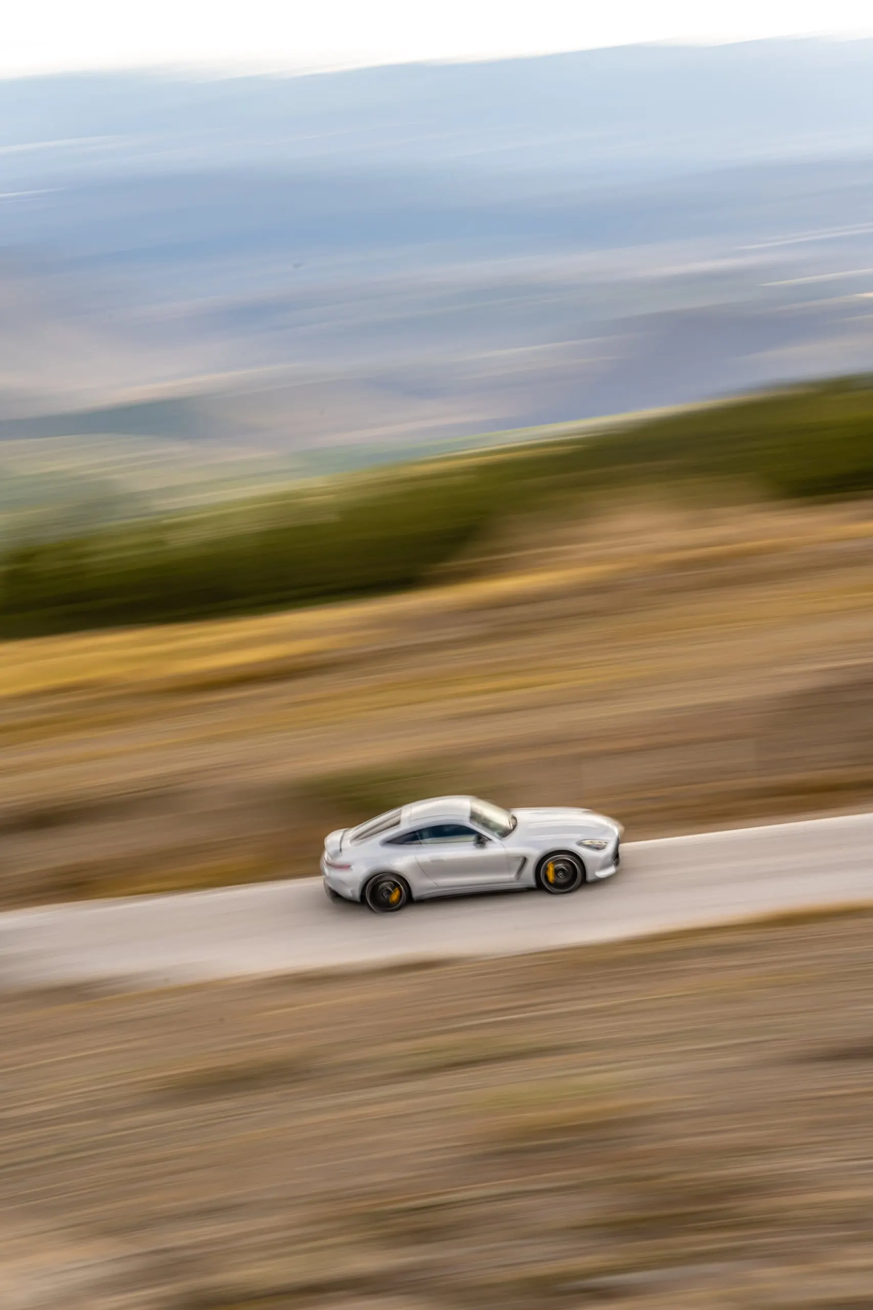 AMG GT als Rolling Shot im Hochformat
