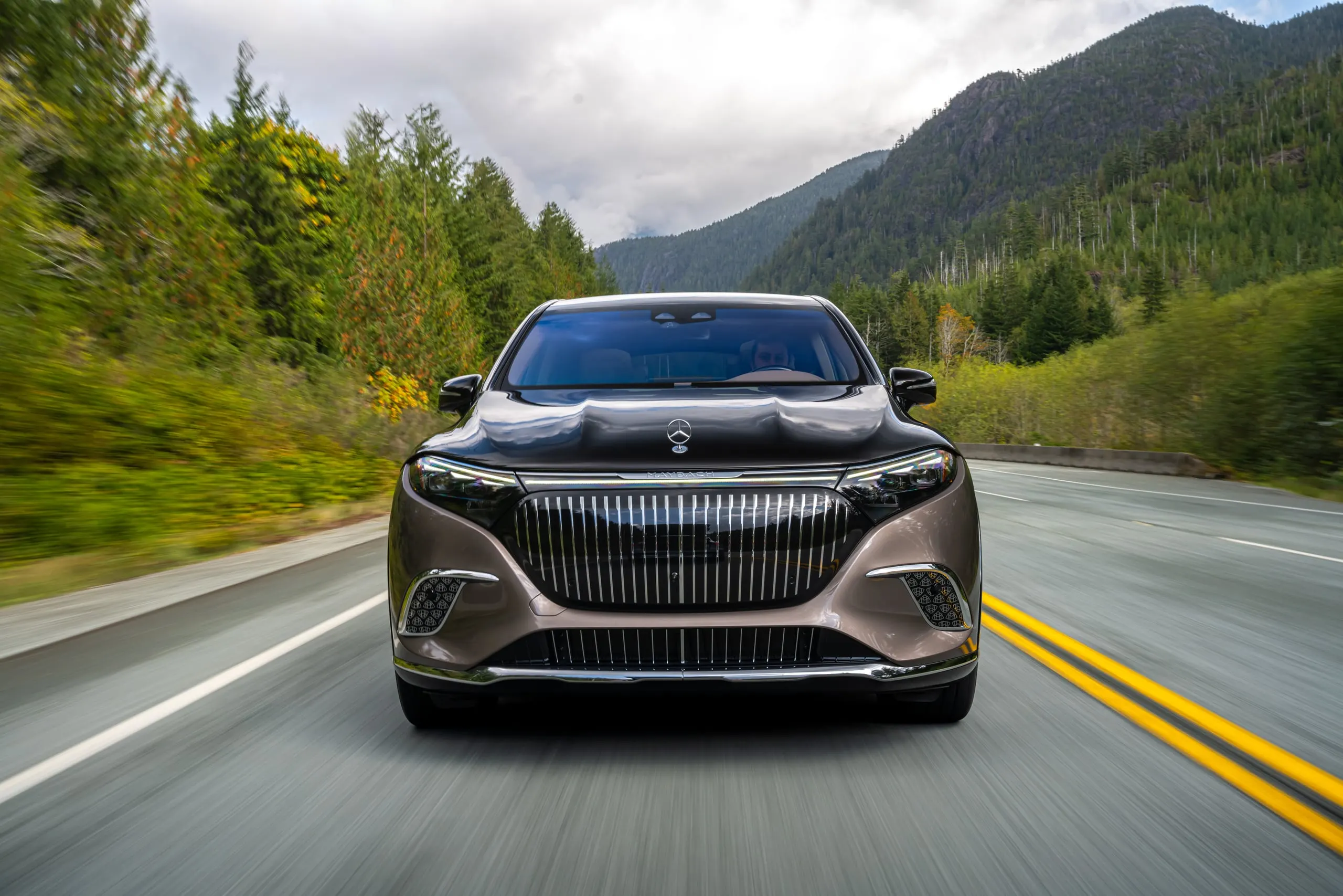 Maybach EQS SUV frontal in Fahrt vor Bergen