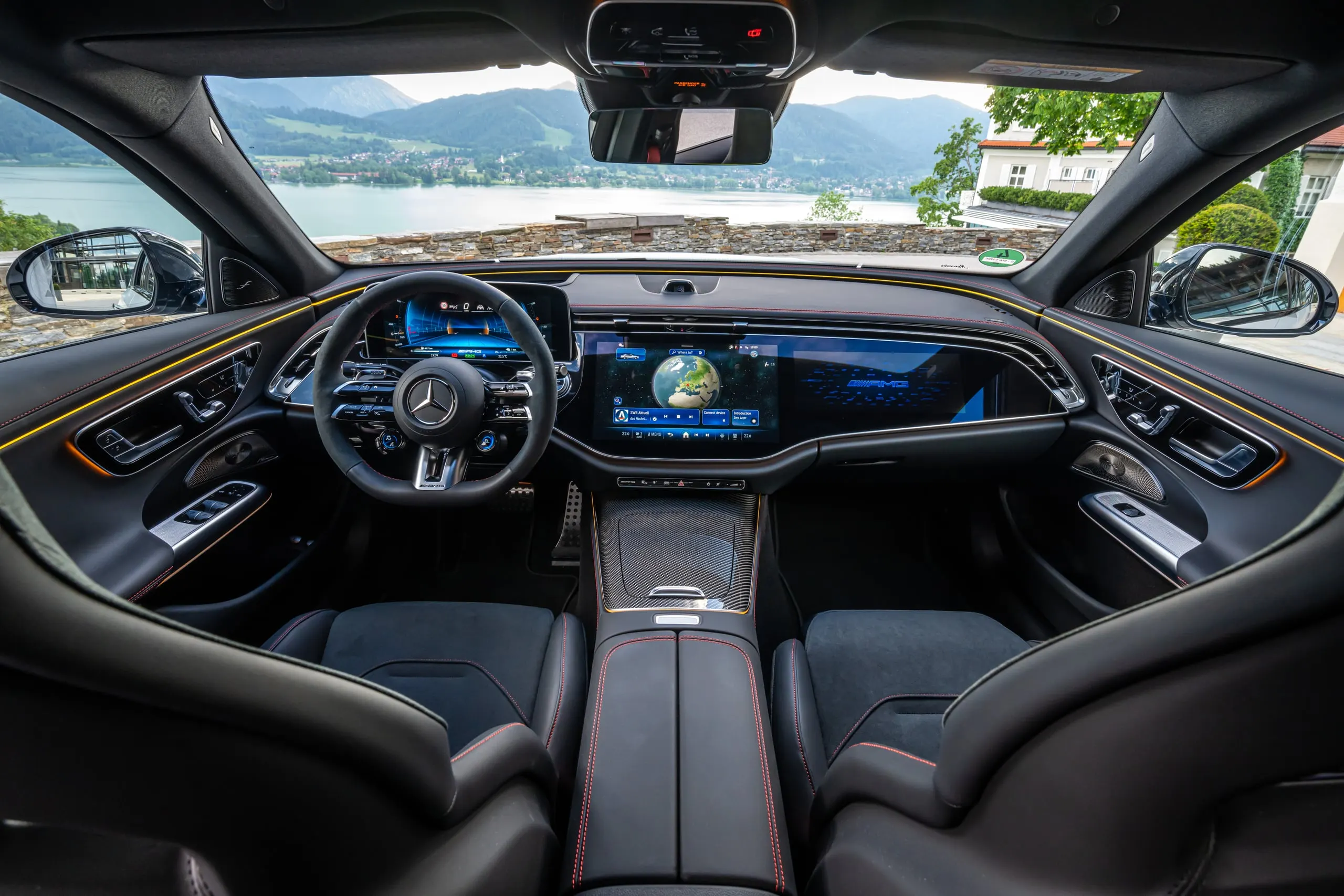 Cockpit des E 53 mit Blick auf den See