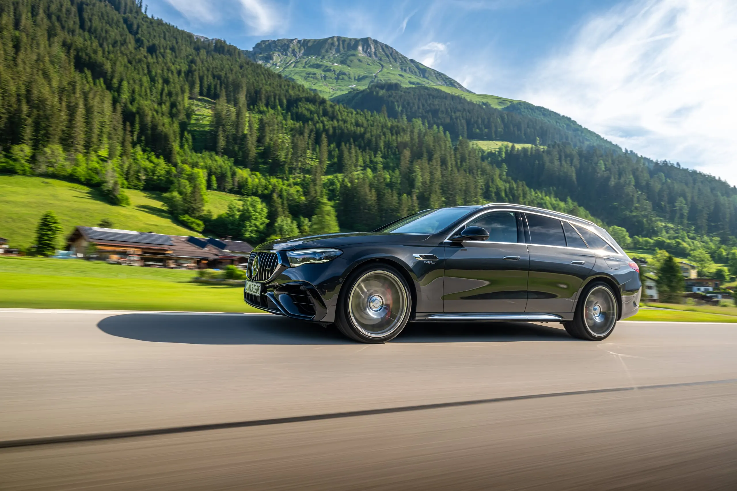 E 53 T-Modell in Fahrt vor grünen Almen