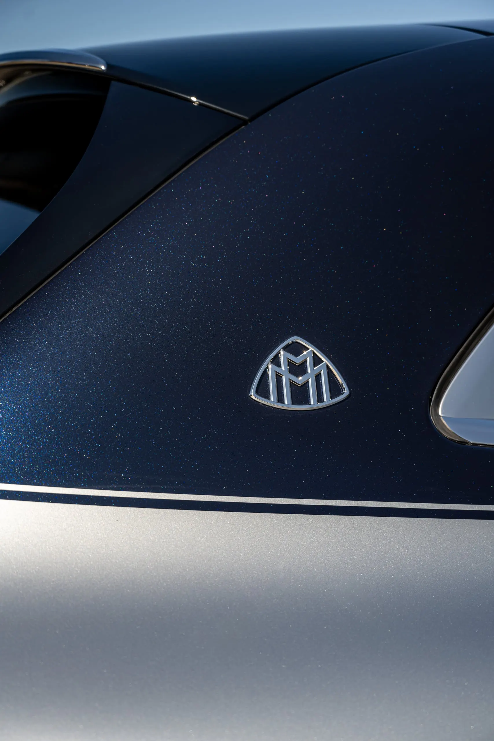 Maybach-Emblem auf dunklem Lack