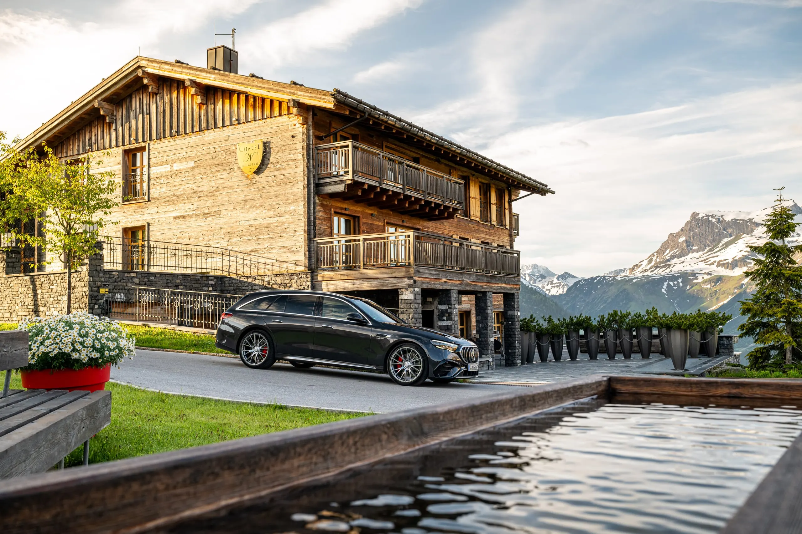 E 53 T-Modell vor einem Holzchalet