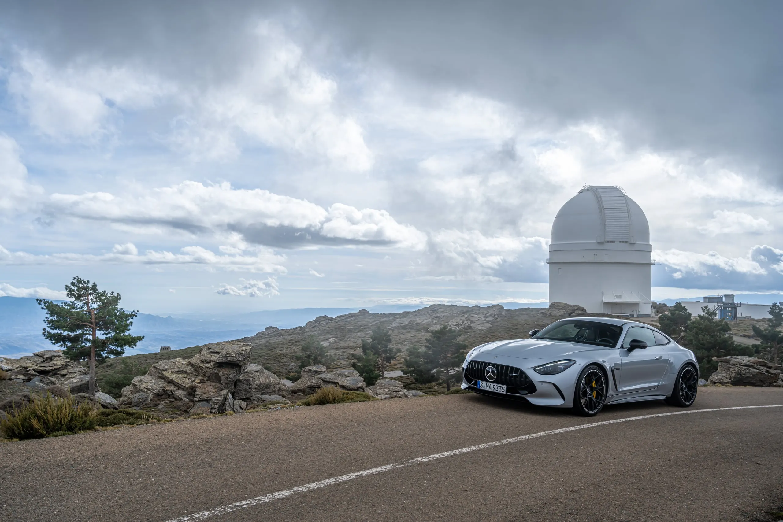 AMG GT vor der Kuppel einer Sternwarte