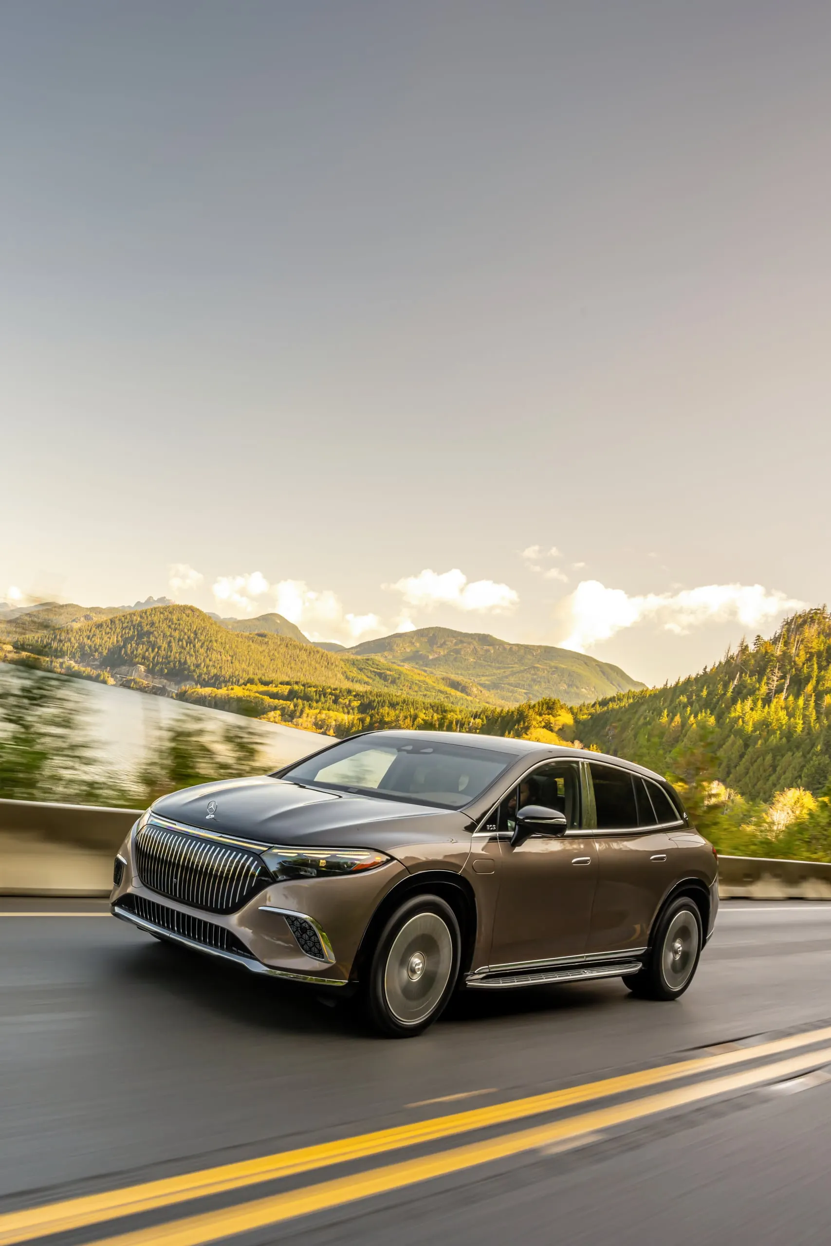 Maybach EQS SUV in Fahrt an einem See, Hochformat