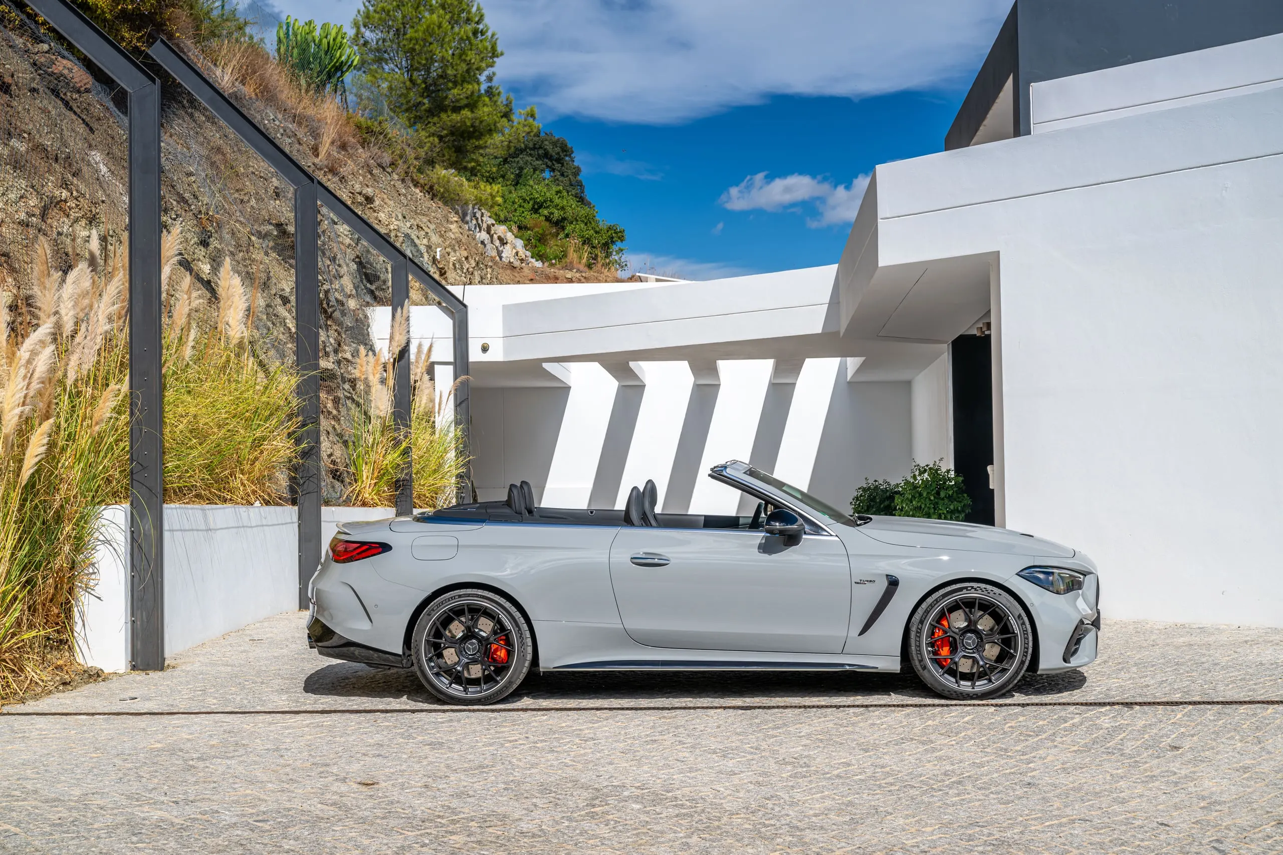 CLE 53 Cabriolet vor einer weißen Villa, Seitenansicht