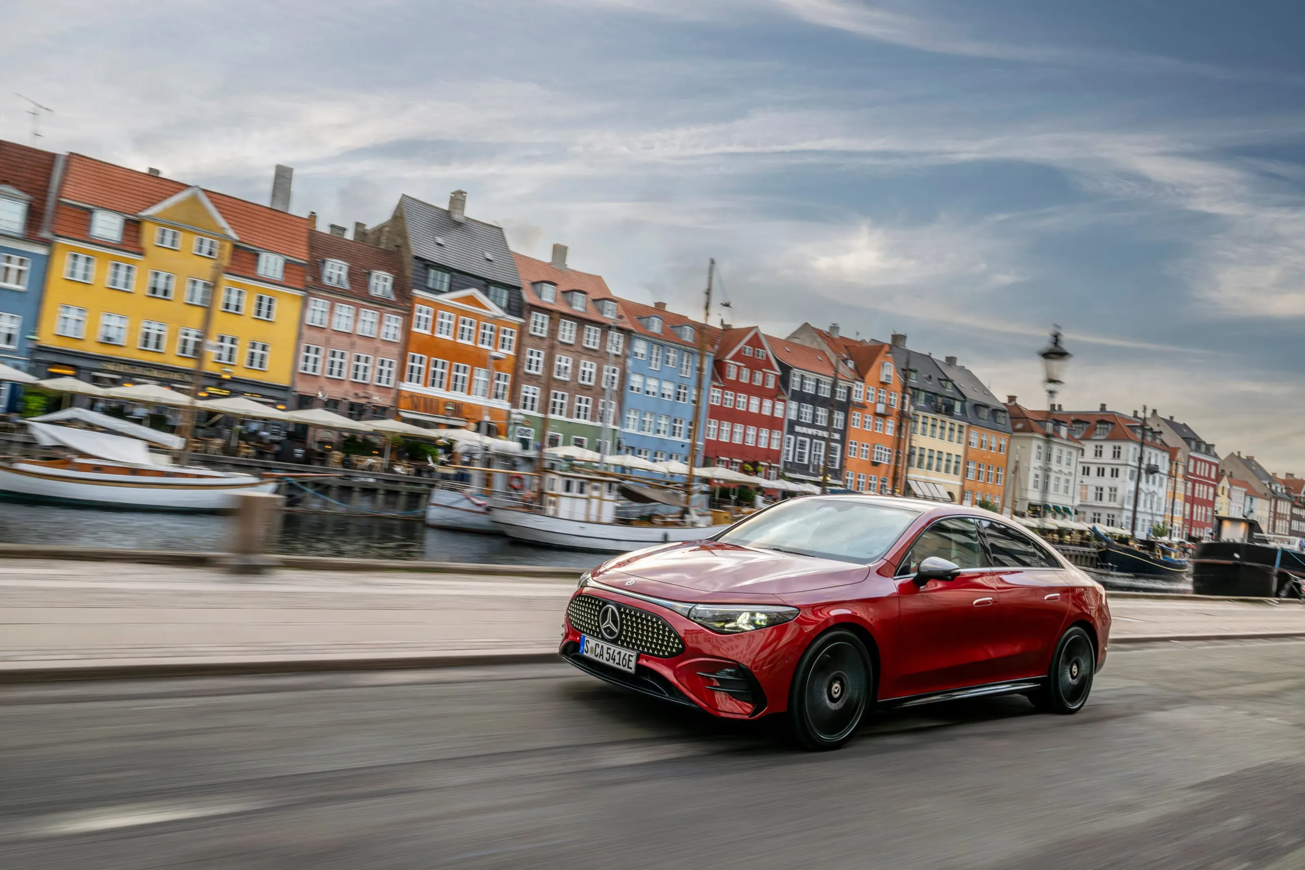 Roter CLA in Fahrt am Hafen