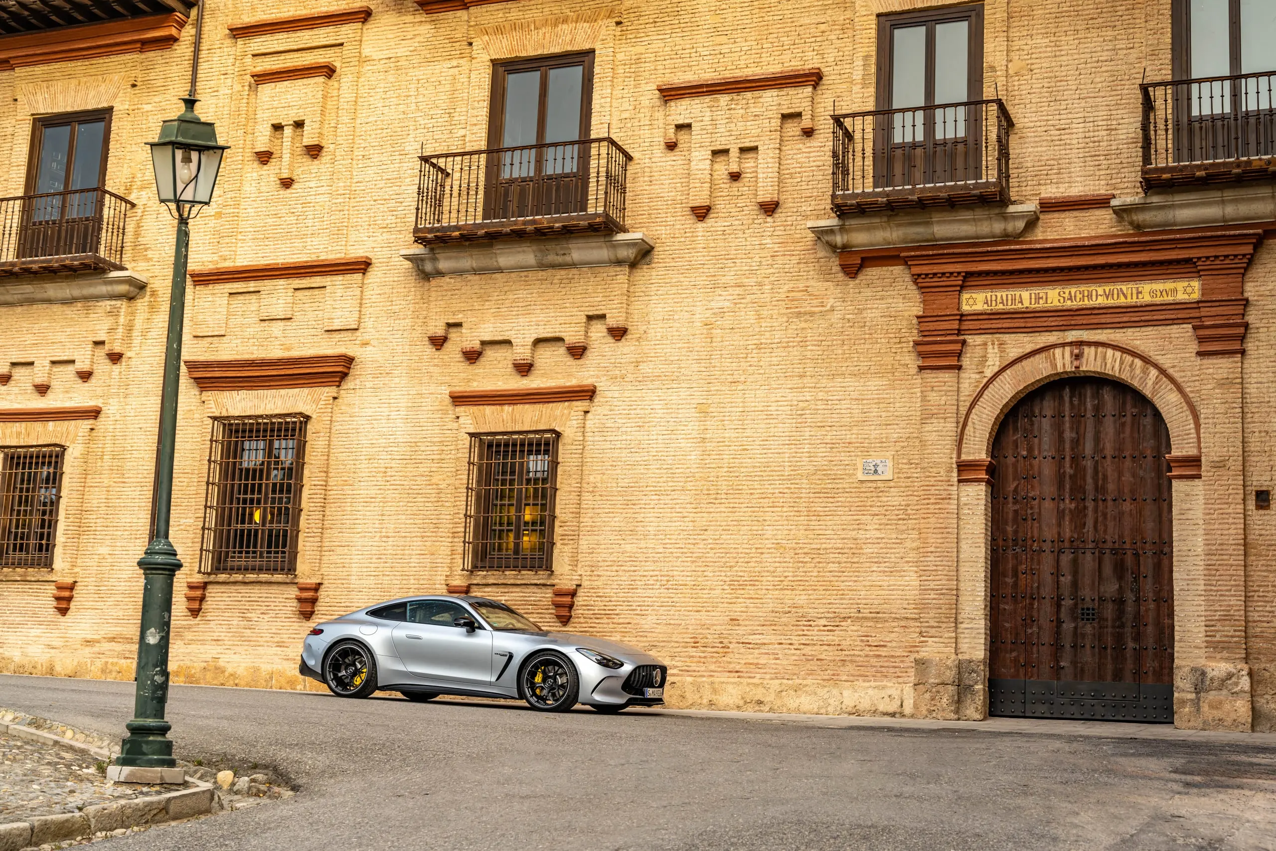 AMG GT vor einer ockerfarbenen historischen Fassade