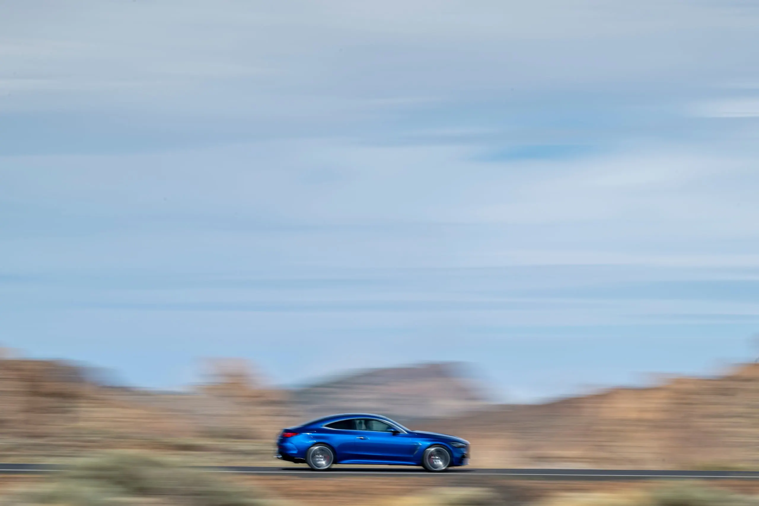 CLE 53 Coupé als Rolling Shot vor blauem Himmel