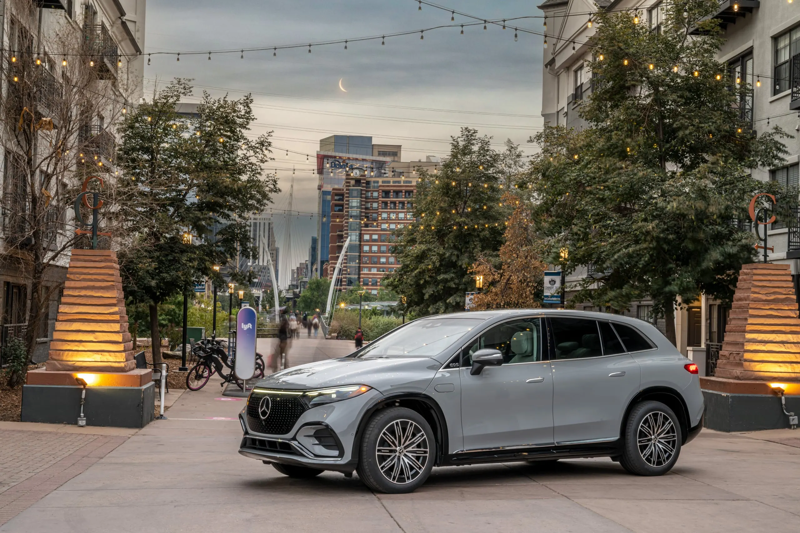 EQS SUV auf einem Platz in der Stadt