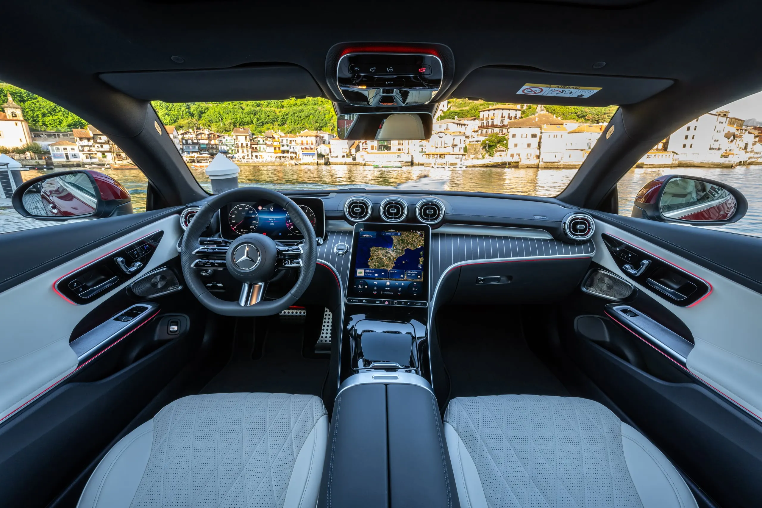 Cockpit des CLE Coupé mit Blick auf den Hafen