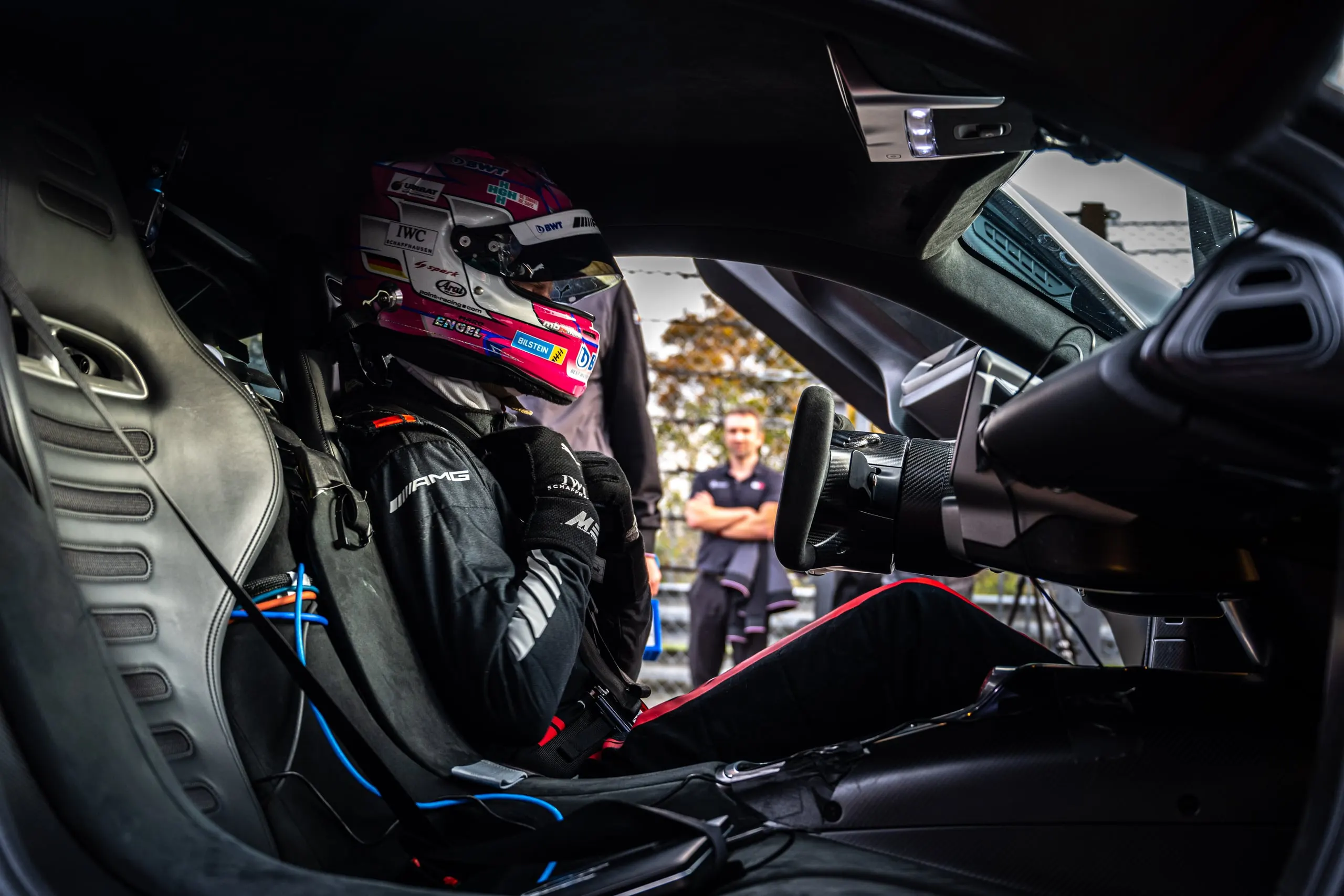 Fahrer mit Helm im Cockpit des AMG ONE