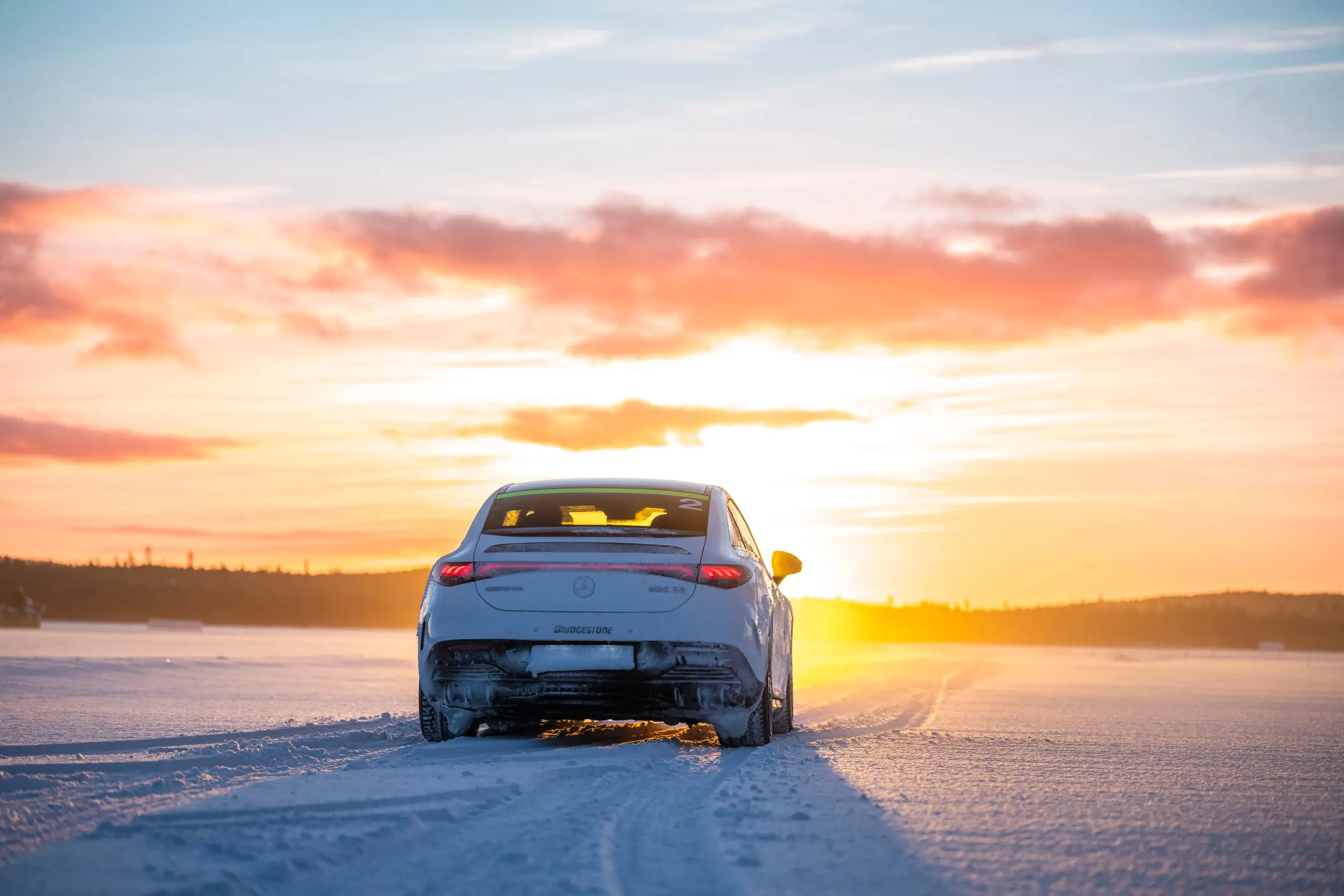 Heckansicht eines Fahrzeugs auf dem Eis bei Sonnenuntergang