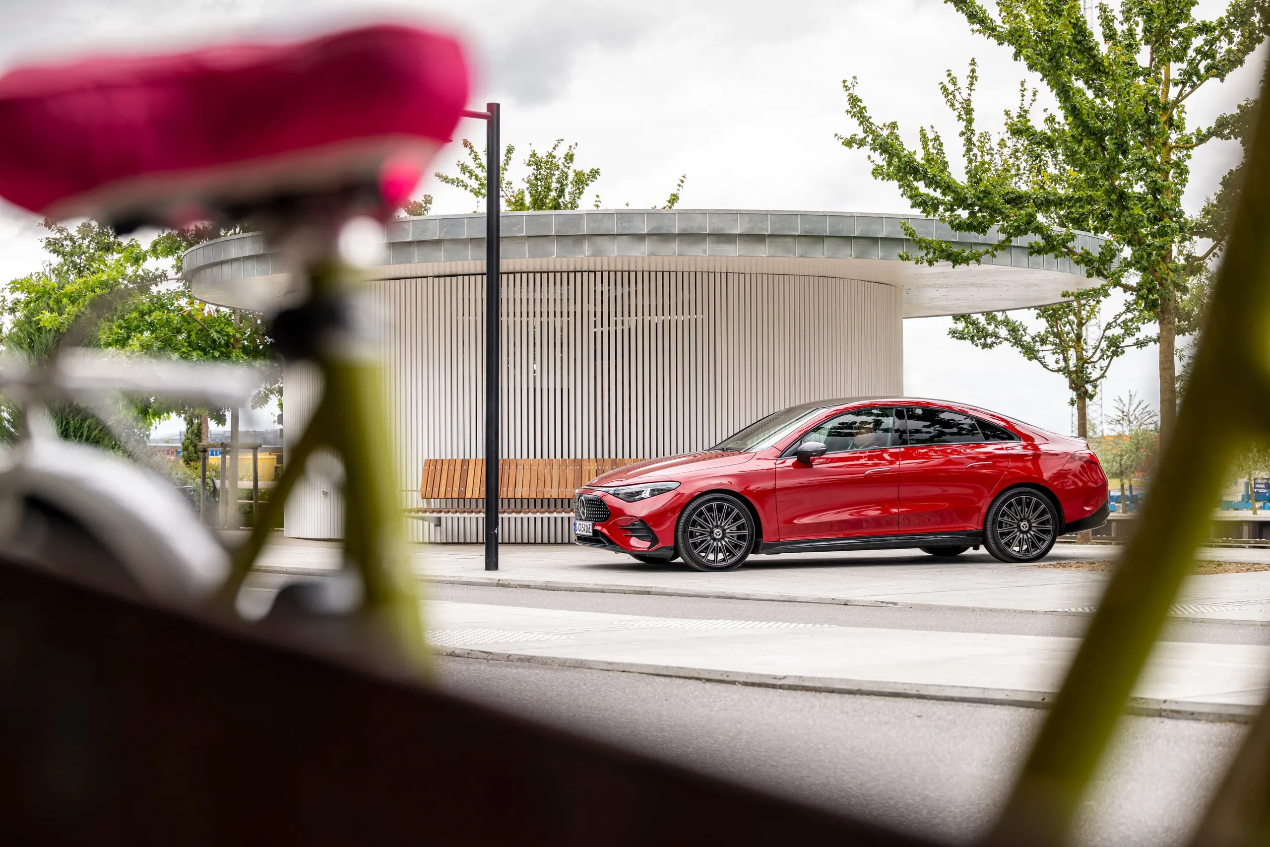 Roter CLA hinter einem Fahrrad