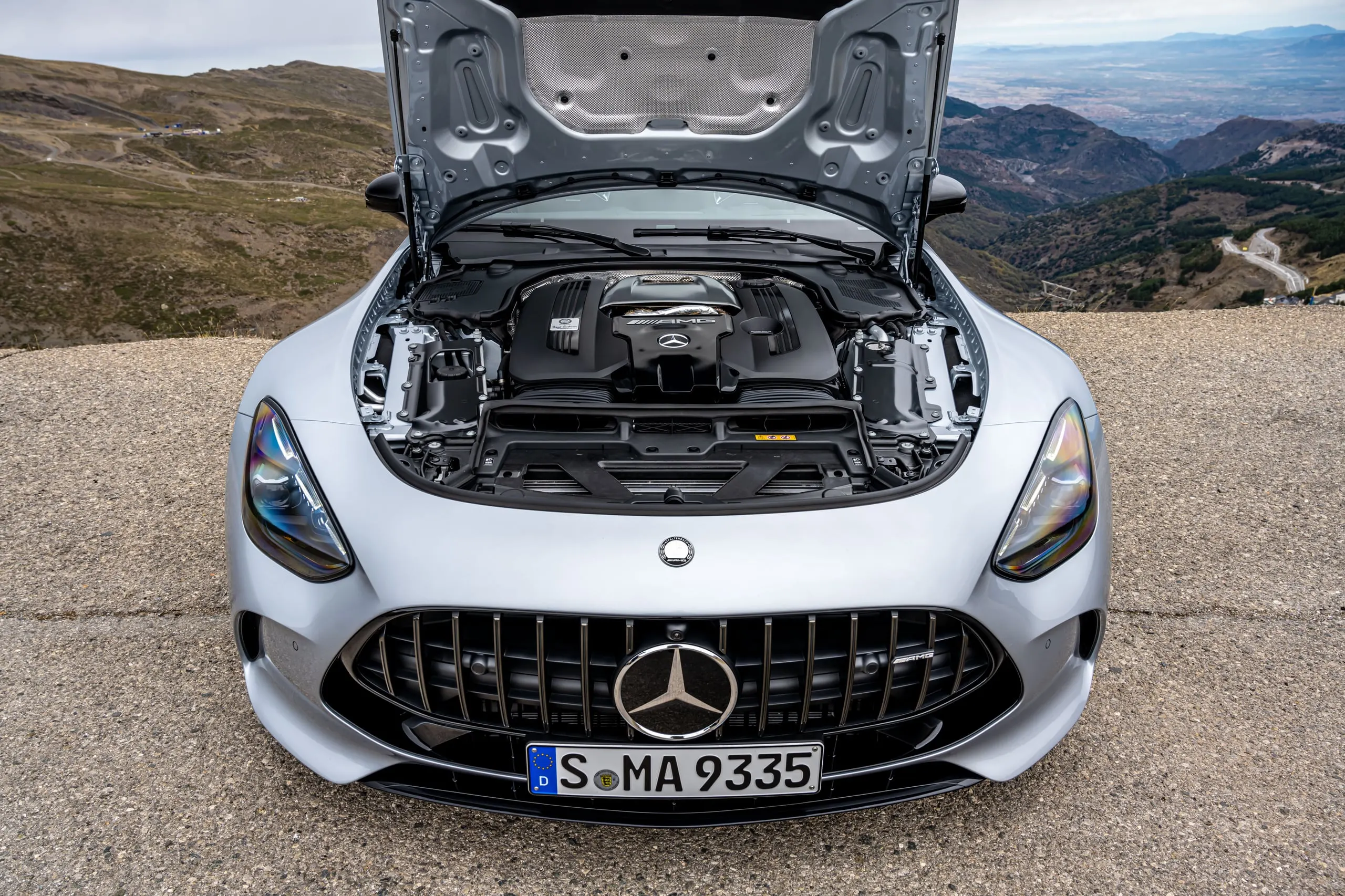 AMG GT mit geöffneter Motorhaube in Frontansicht