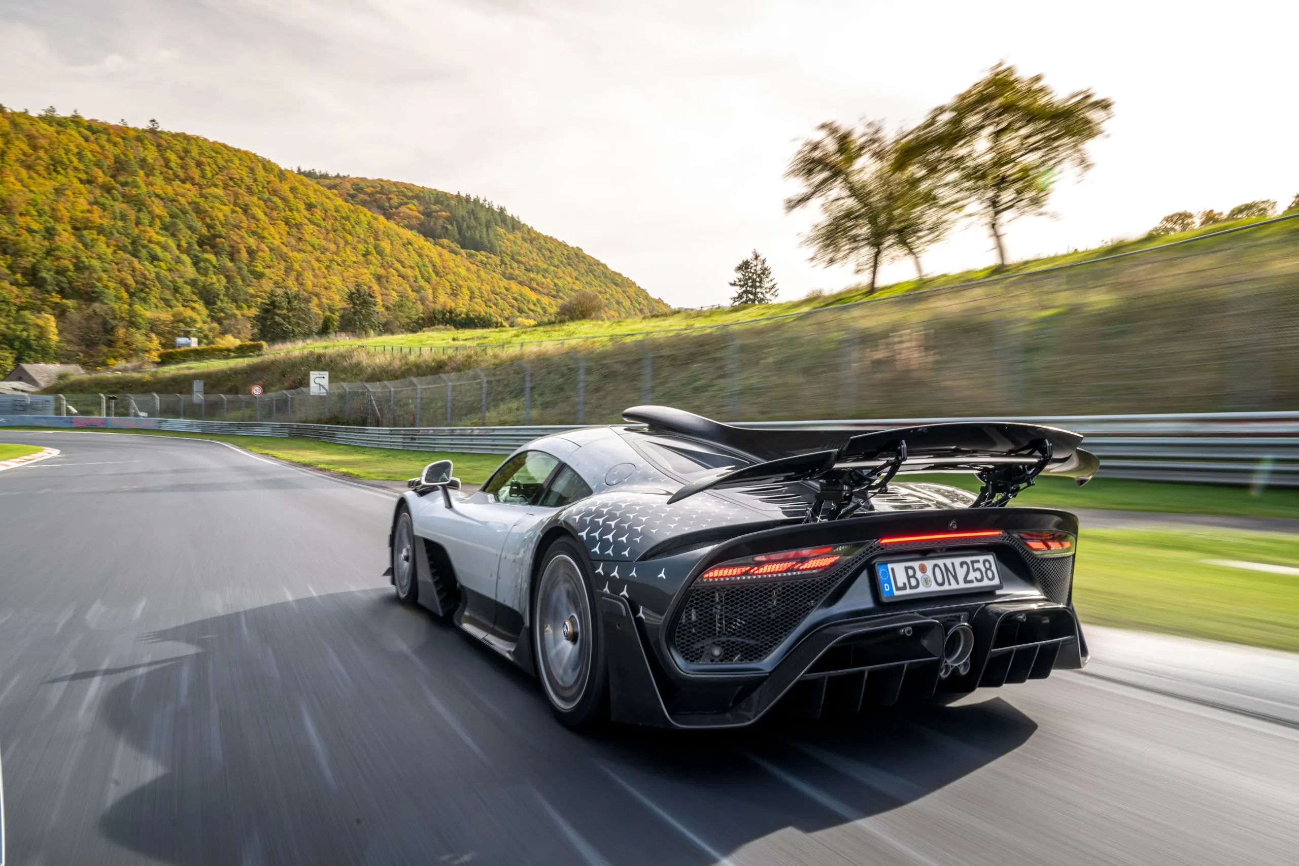 Silberner AMG ONE in Fahrt, Heckansicht