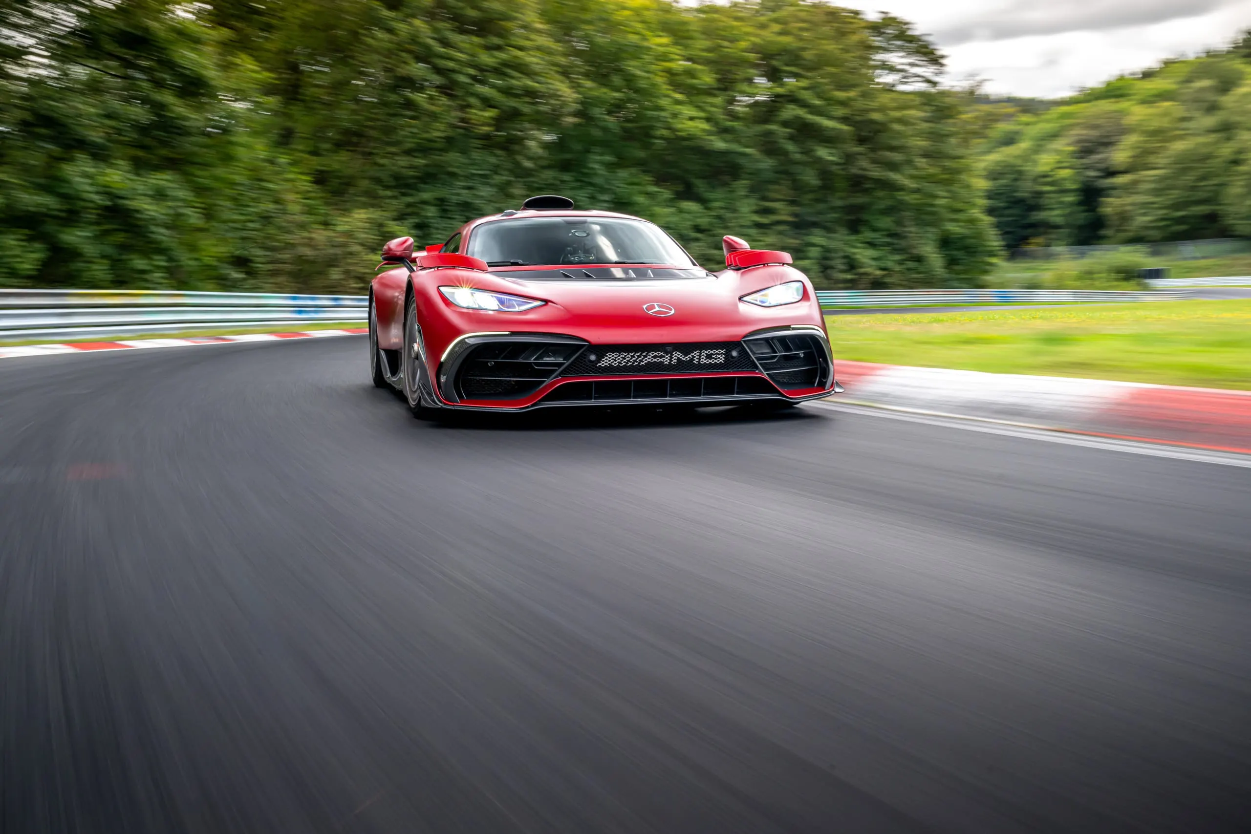 Roter AMG ONE in Frontansicht auf der Rennstrecke