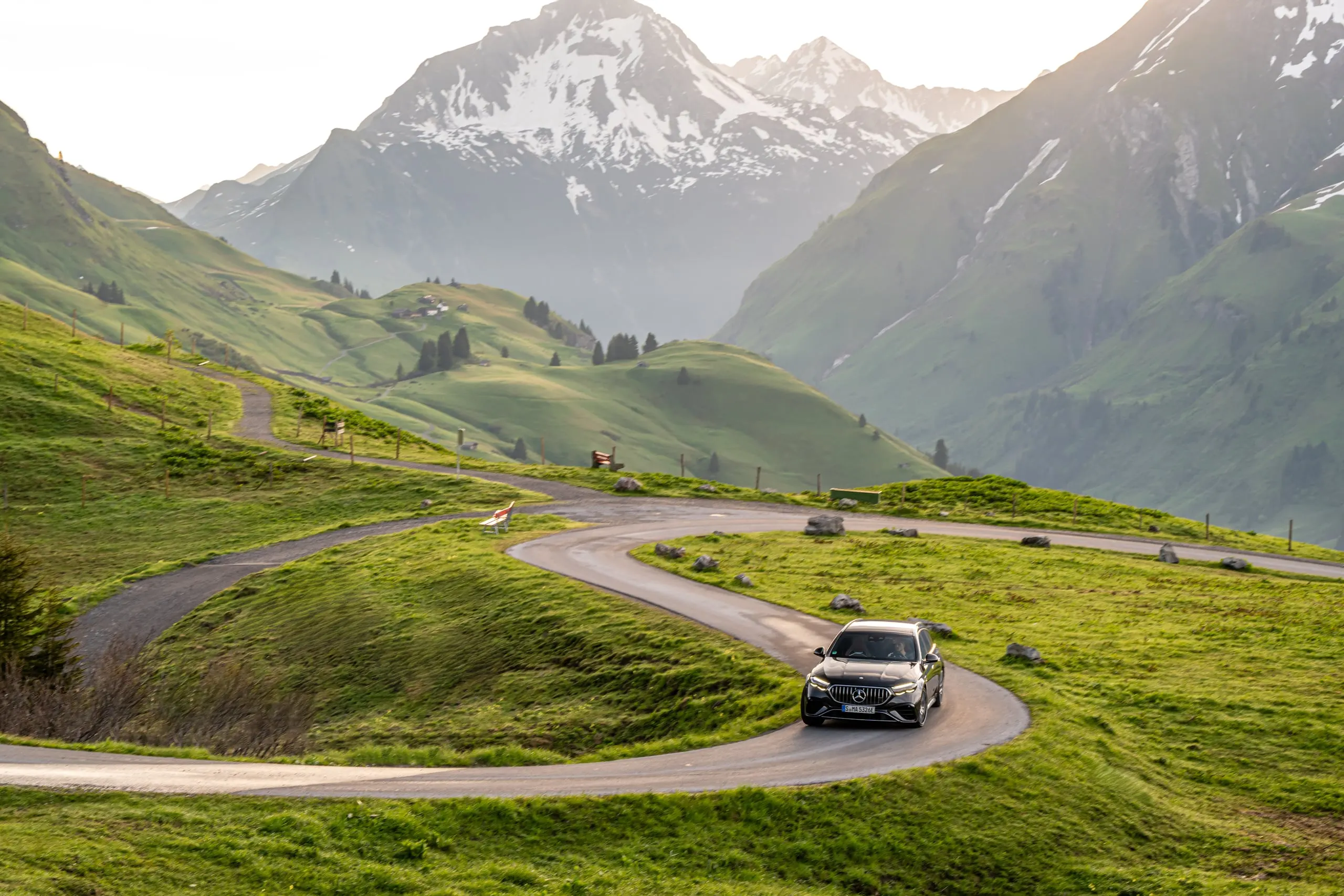 E 53 T-Modell auf einer Passstraße vor Bergkulisse