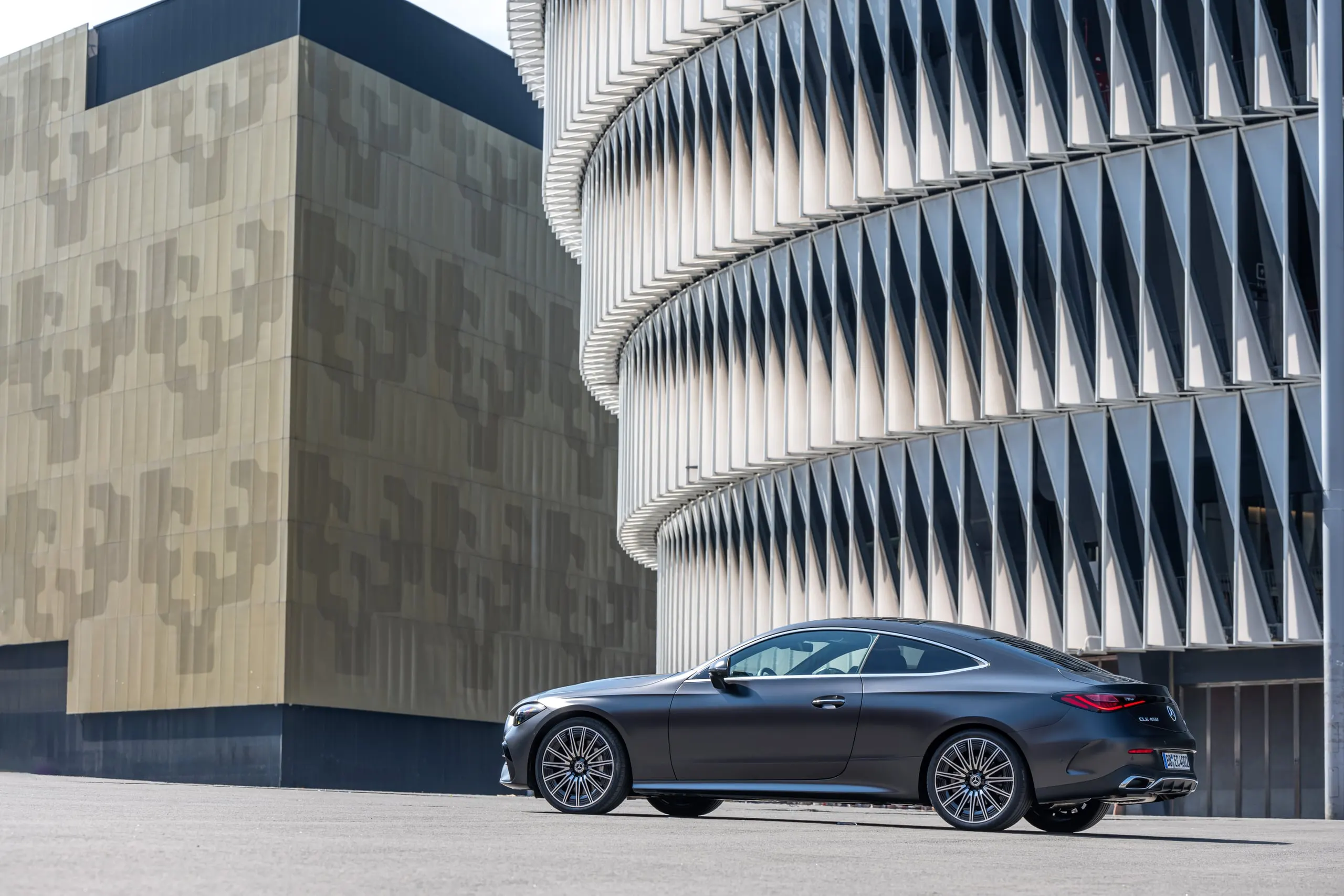 CLE Coupé vor einer modernen Stadionfassade