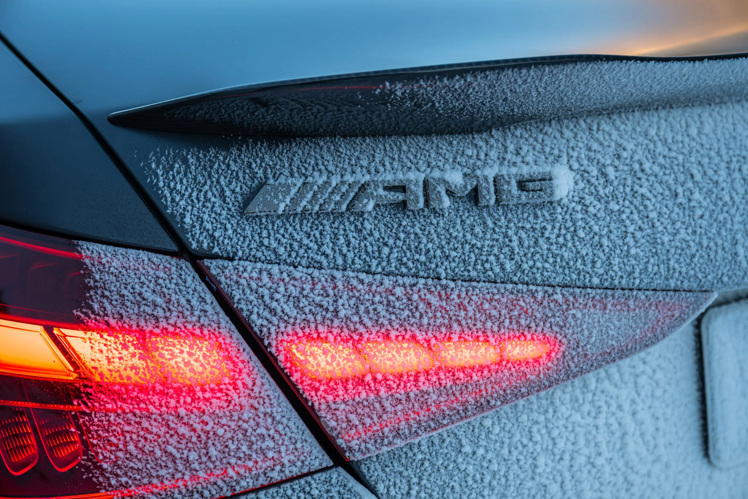Vereistes AMG-Emblem am Heck