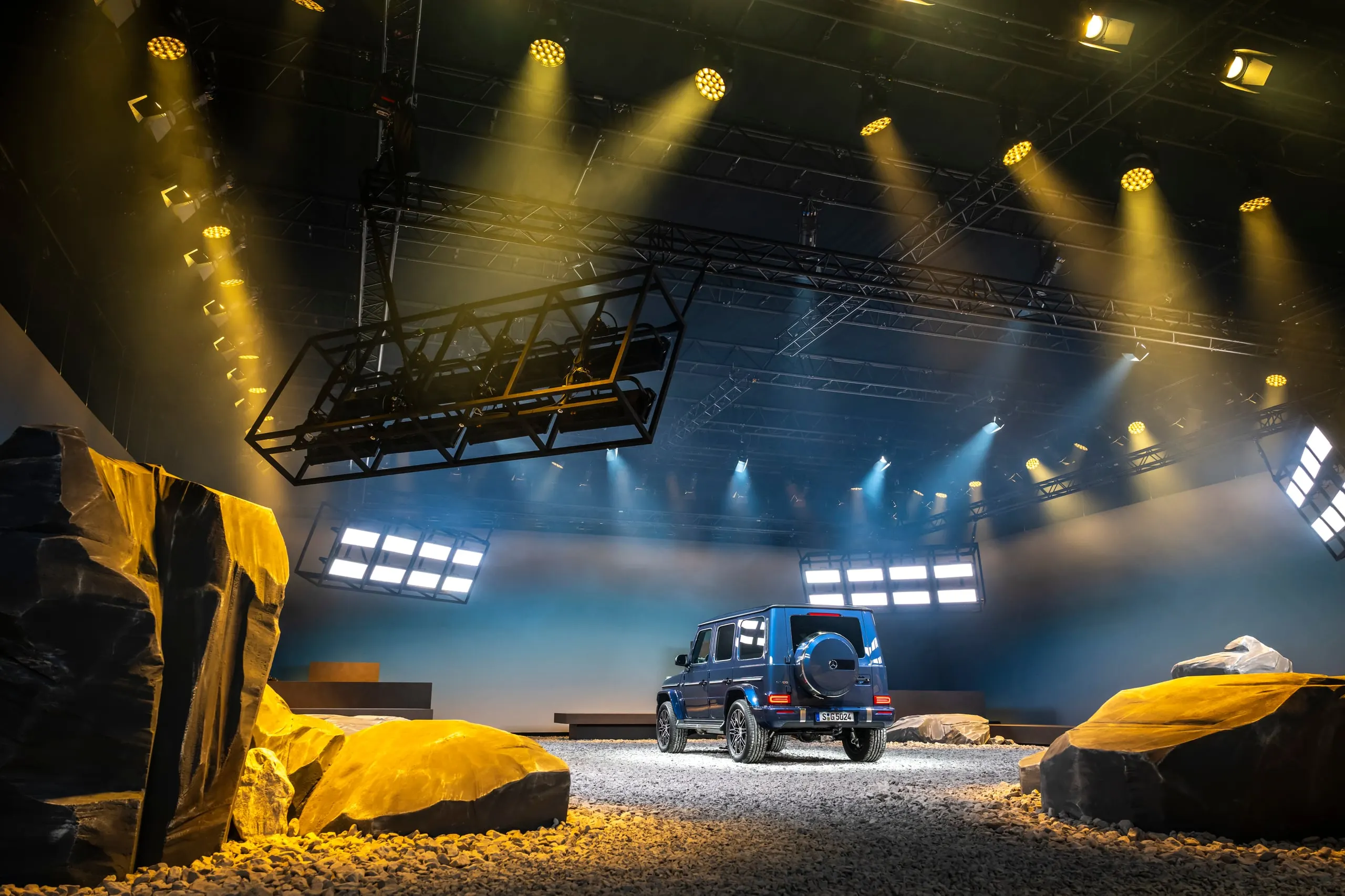G 500 klein in einer großen Studiokulisse mit Lichttraversen