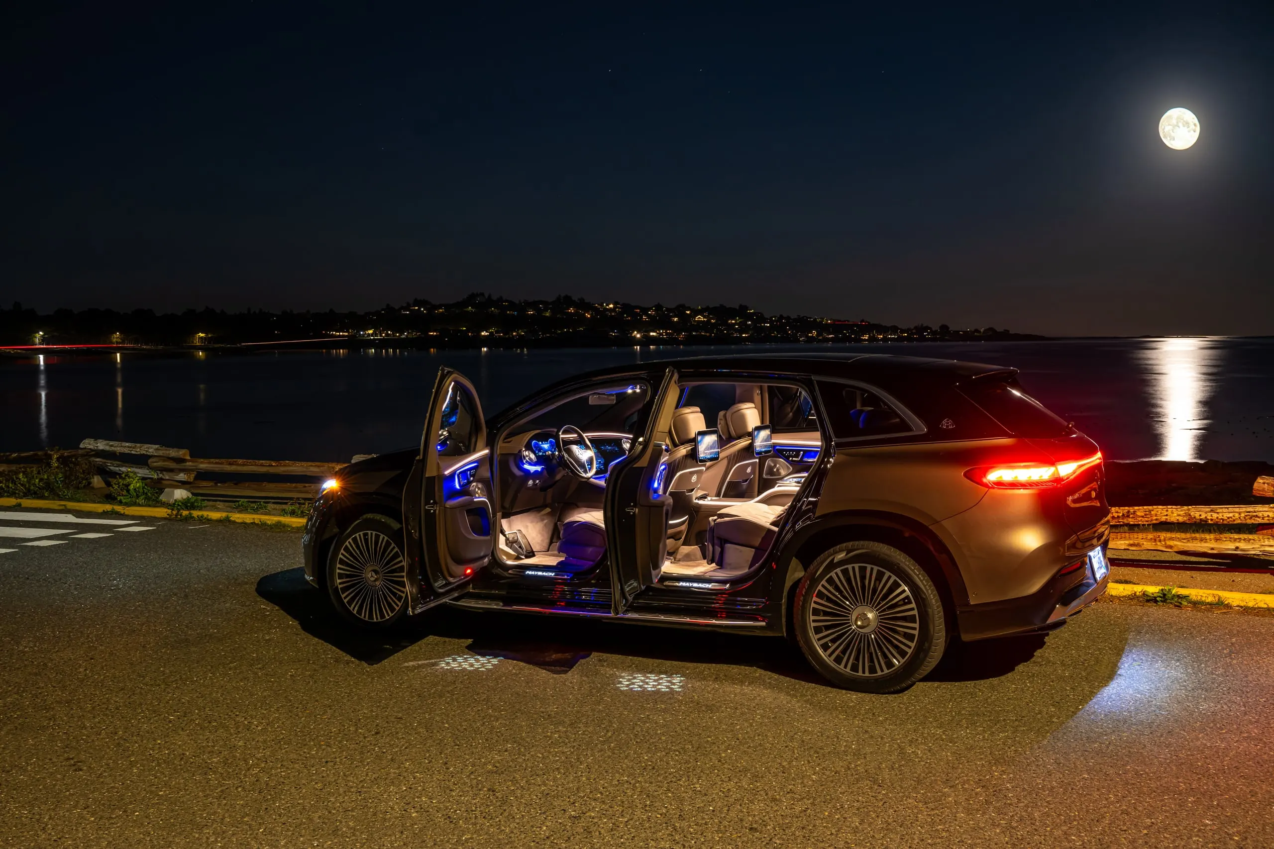 Maybach EQS SUV mit geöffneten Türen bei Vollmond