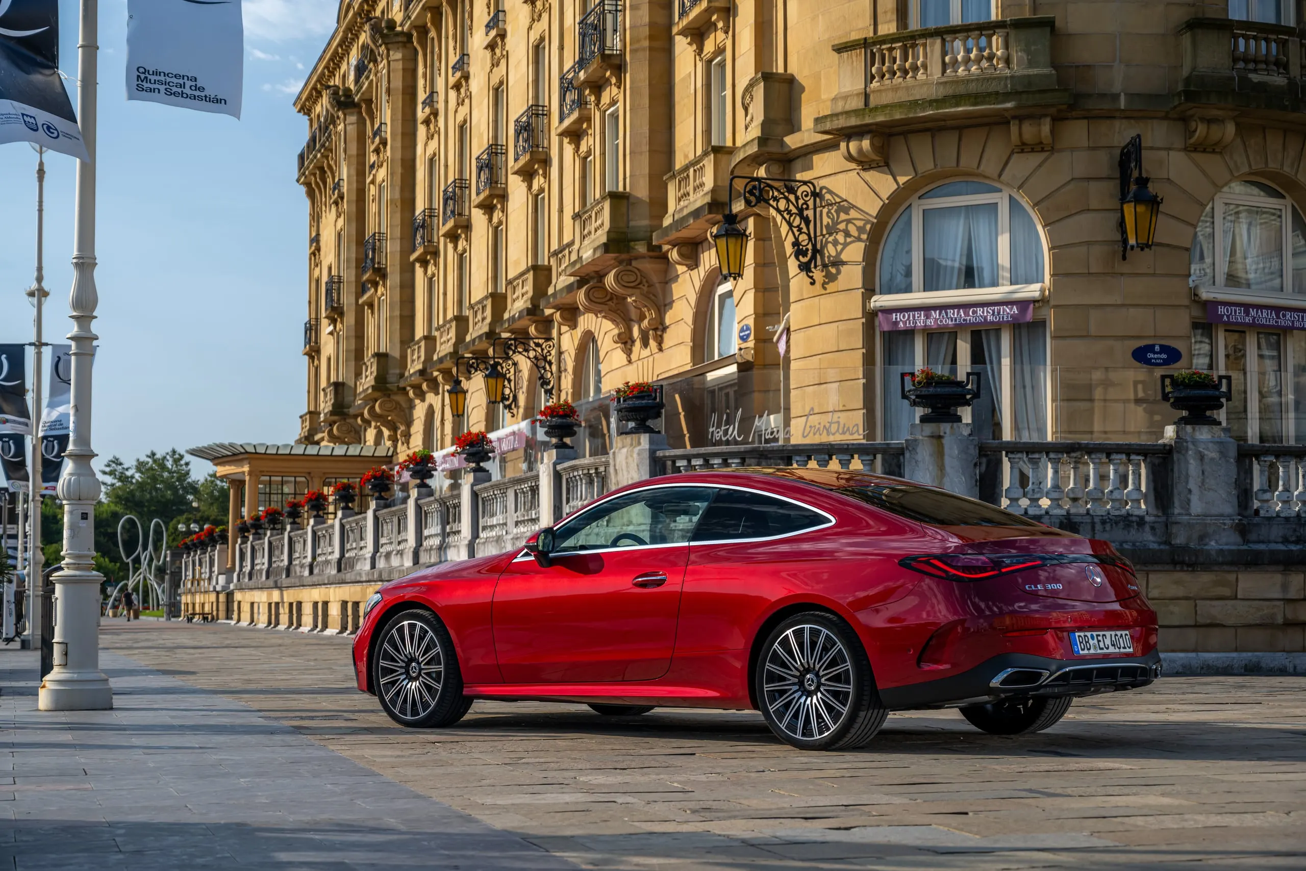 Rotes CLE Coupé vor einer historischen Fassade