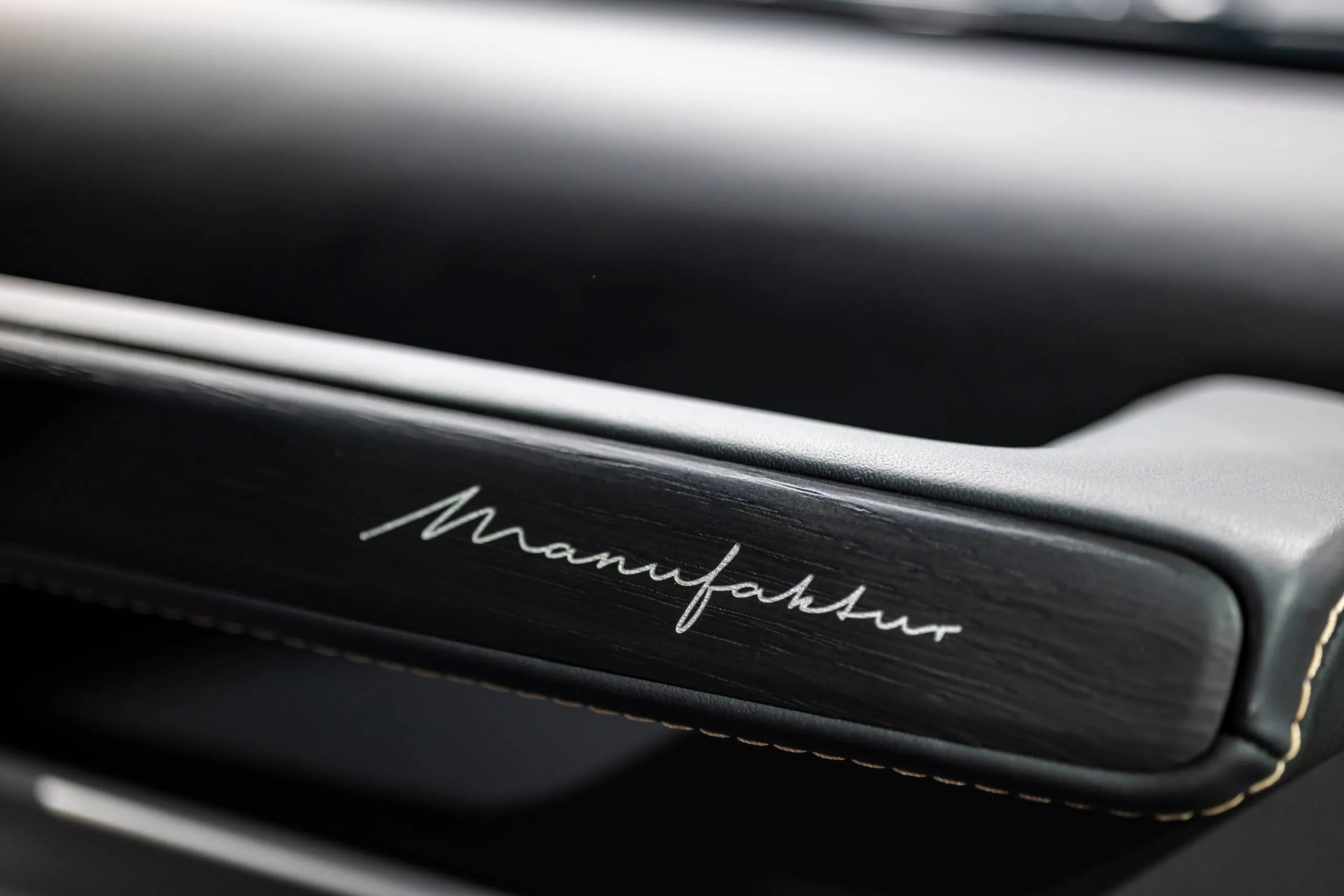 Manufaktur-Schriftzug im Innenraum