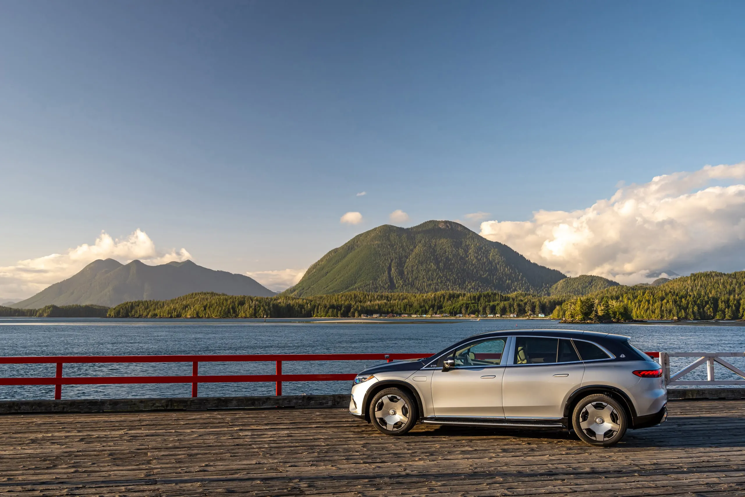 Maybach EQS SUV auf einem Steg vor Bergkulisse