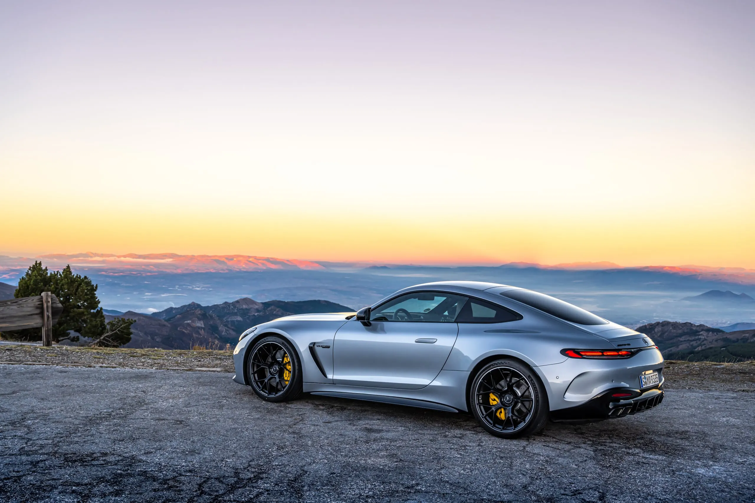 AMG GT im Profil auf einem Bergplateau in der Dämmerung