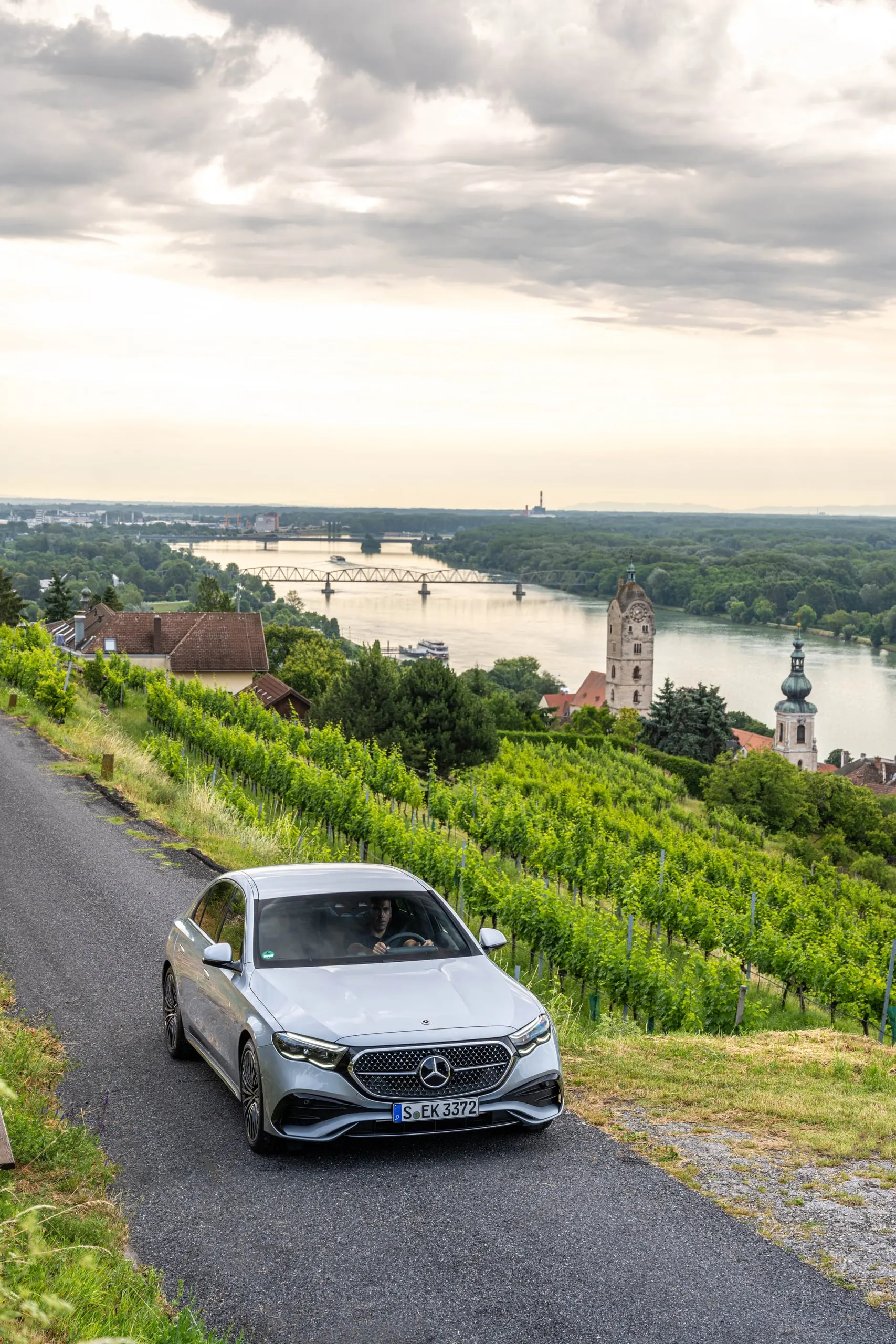E-Klasse auf einem Weg über der Donau, Hochformat