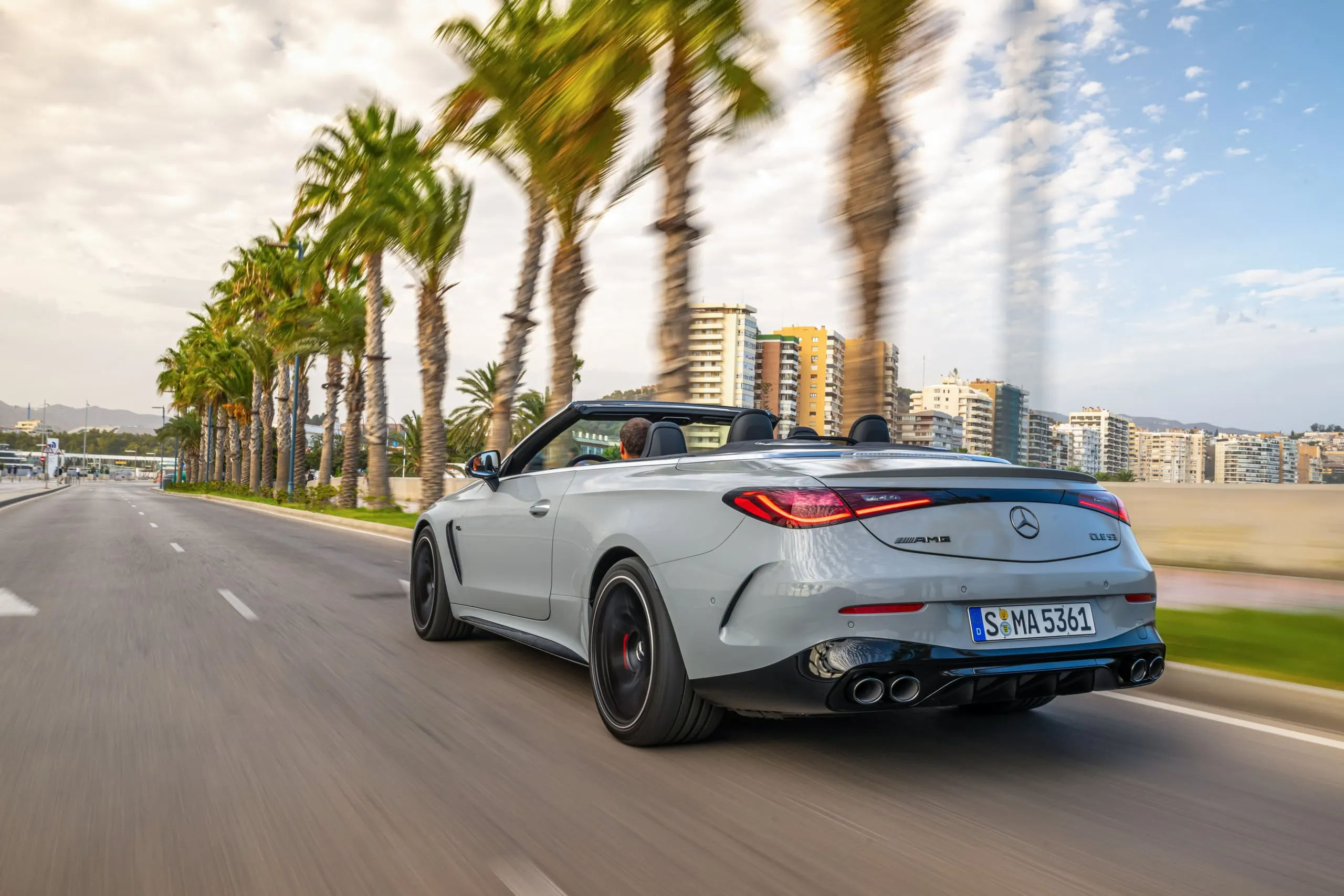 Heckansicht des CLE 53 Cabriolet auf einer Palmenallee